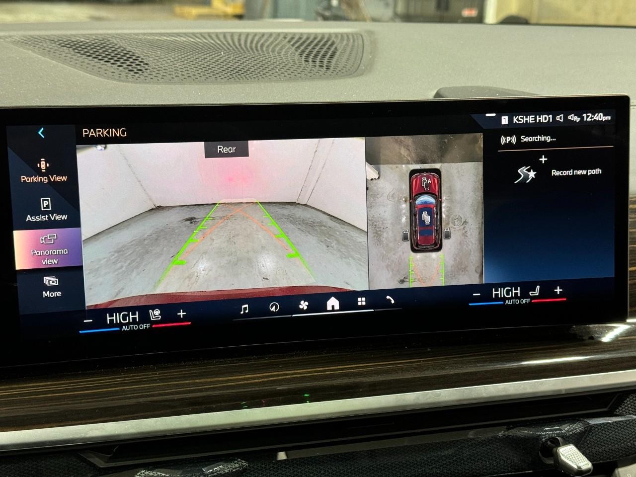 BMW X7 Vehicle Full-screen Gallery Image 35