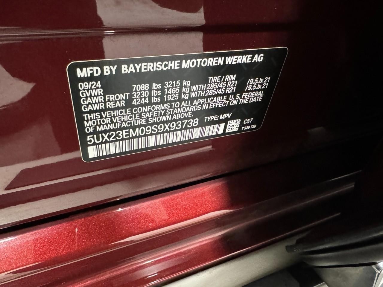 BMW X7 Vehicle Full-screen Gallery Image 36