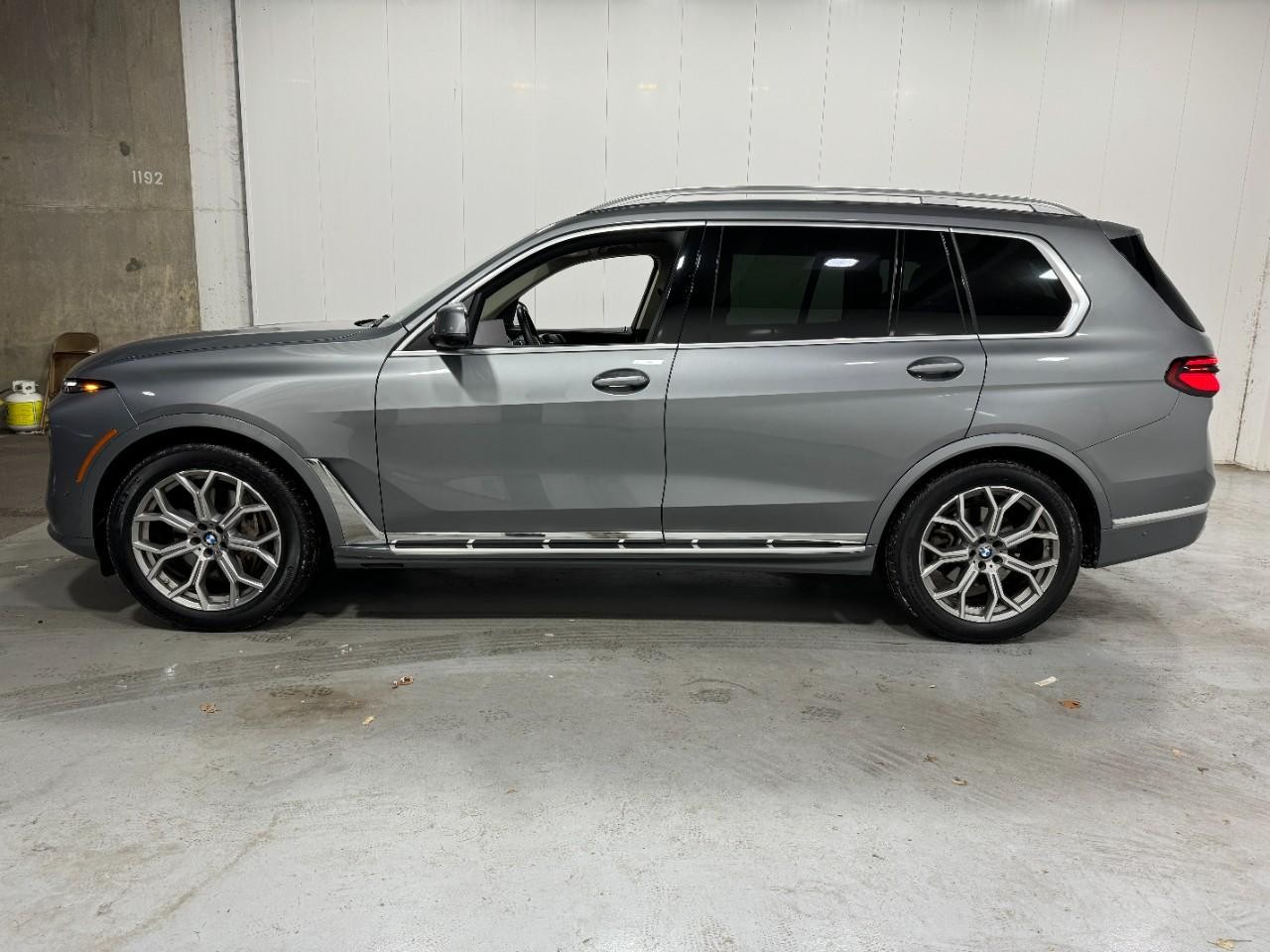 BMW X7 Vehicle Full-screen Gallery Image 2
