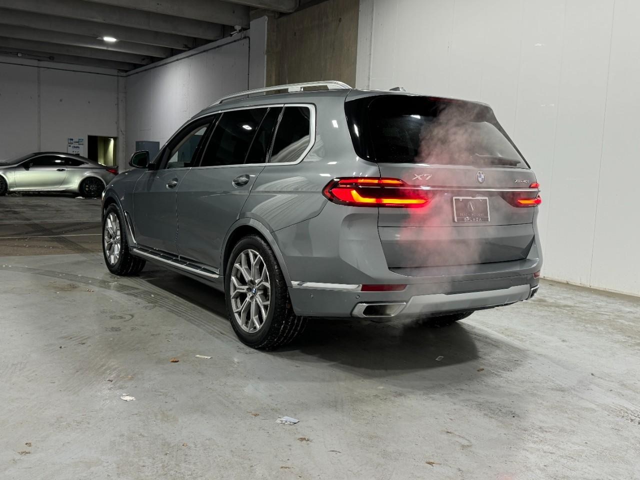 BMW X7 Vehicle Full-screen Gallery Image 3