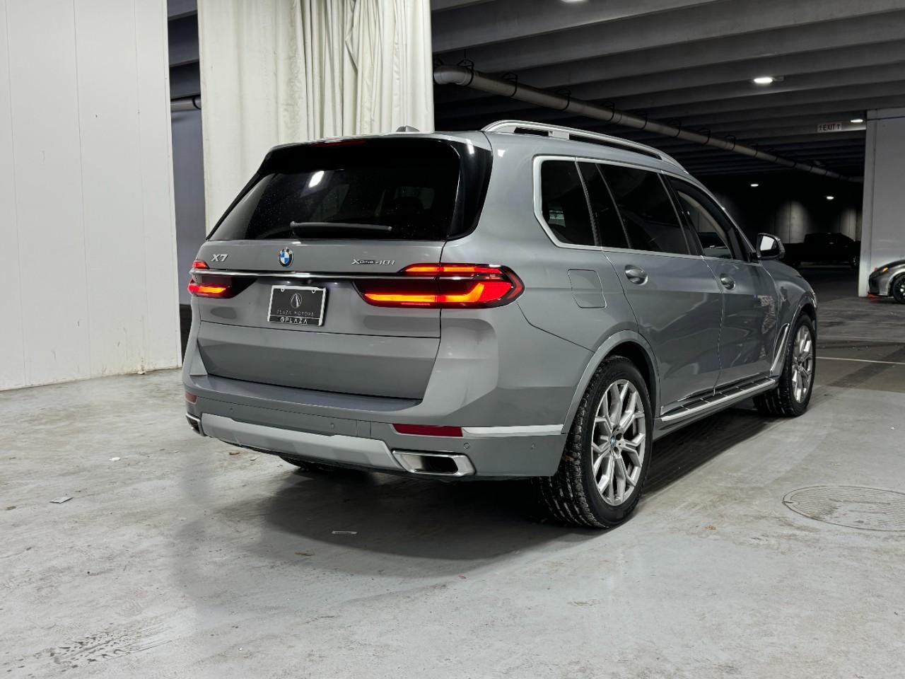 BMW X7 Vehicle Full-screen Gallery Image 4