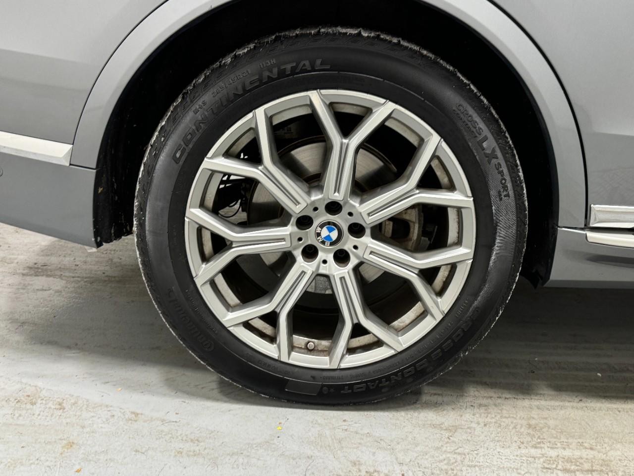 BMW X7 Vehicle Full-screen Gallery Image 5