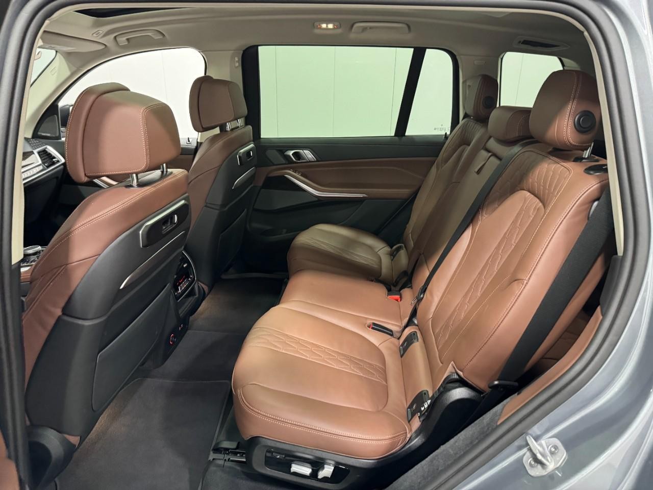 BMW X7 Vehicle Full-screen Gallery Image 9