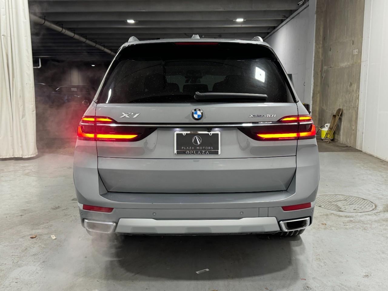 BMW X7 Vehicle Full-screen Gallery Image 10