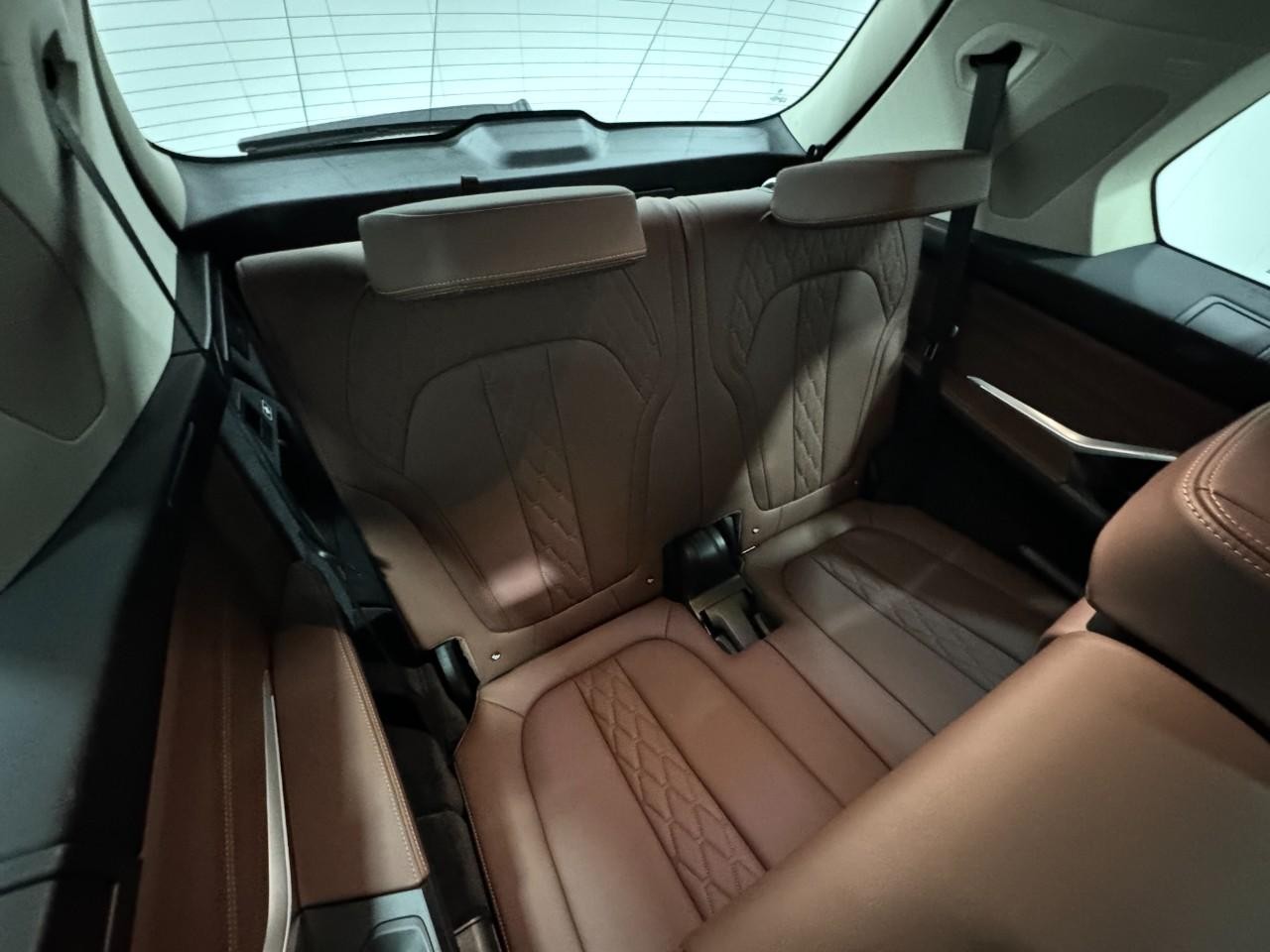 BMW X7 Vehicle Full-screen Gallery Image 11