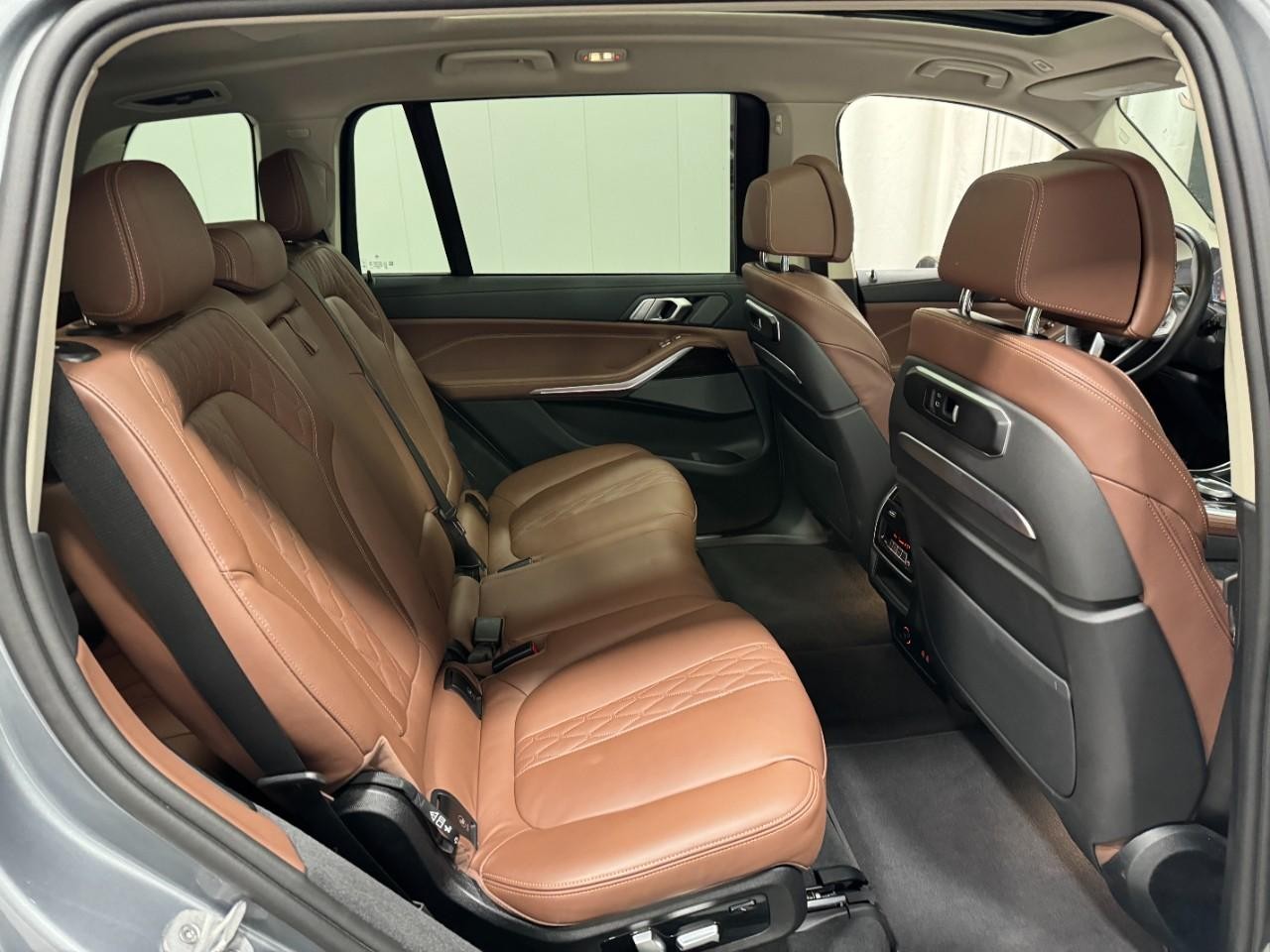 BMW X7 Vehicle Full-screen Gallery Image 12