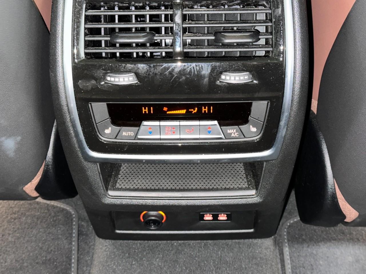 BMW X7 Vehicle Full-screen Gallery Image 13