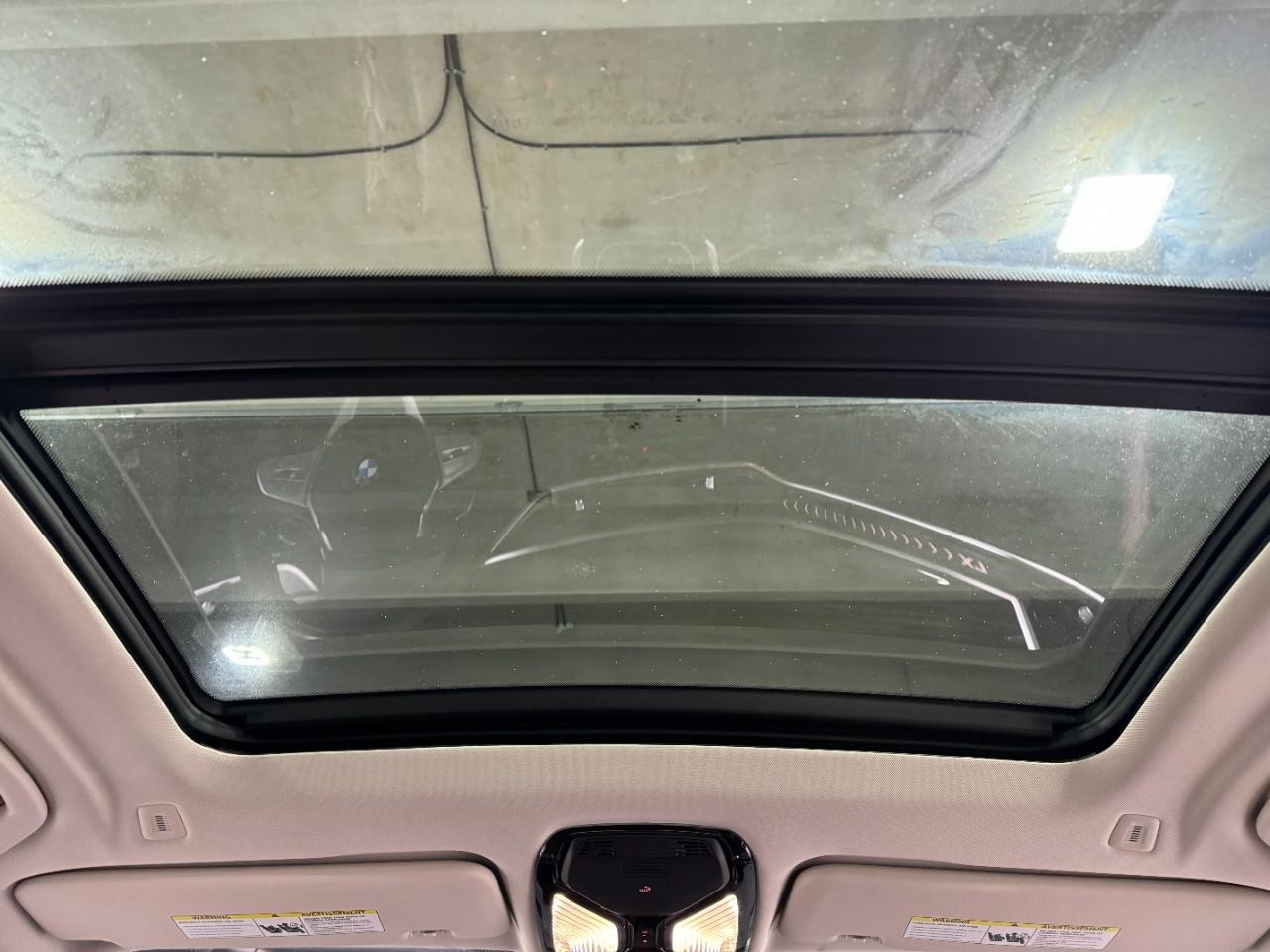 BMW X7 Vehicle Full-screen Gallery Image 14