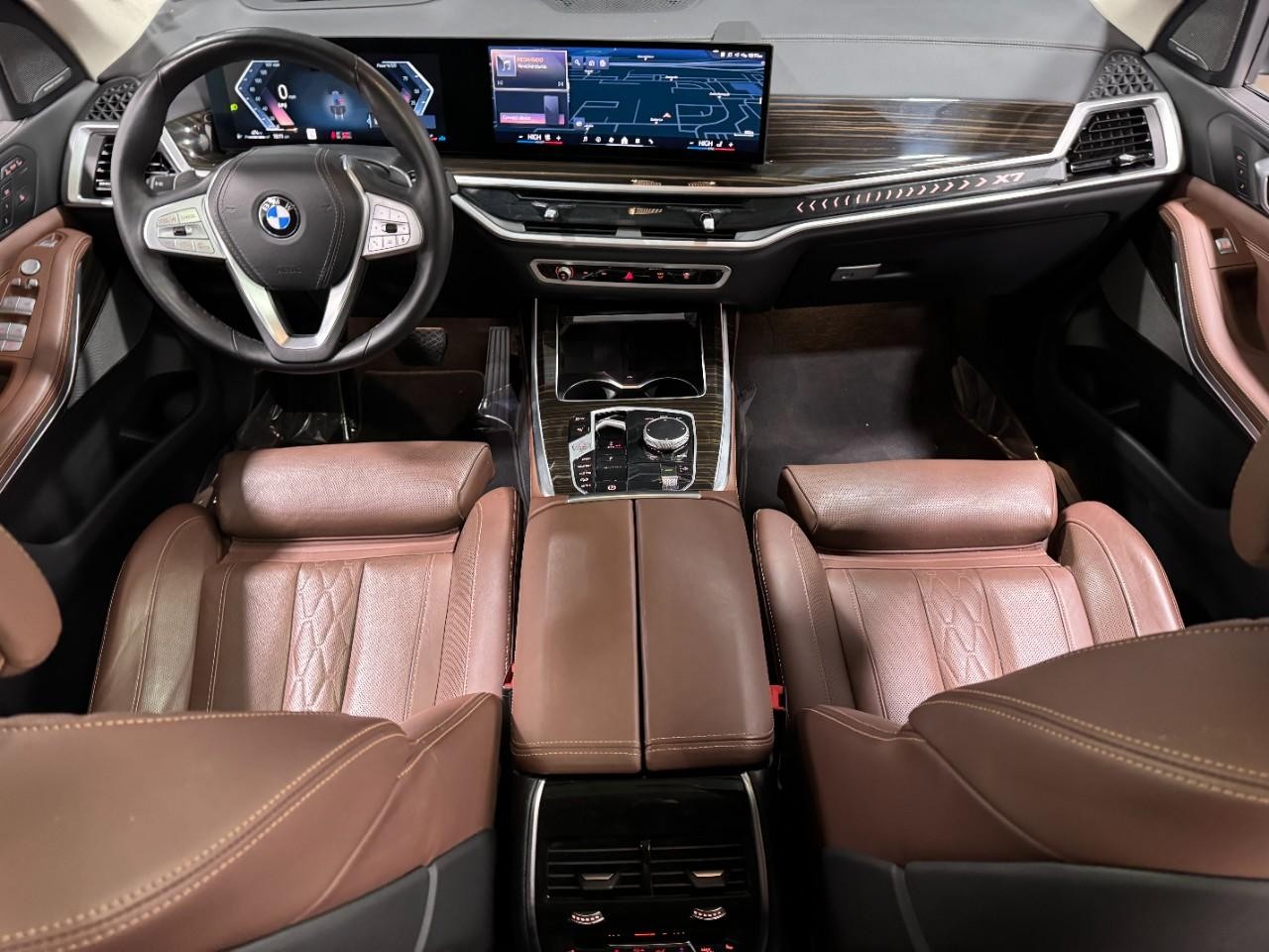 BMW X7 Vehicle Full-screen Gallery Image 15