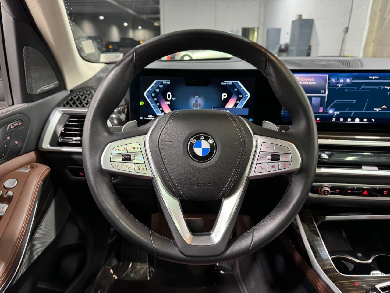 BMW X7 Vehicle Full-screen Gallery Image 16