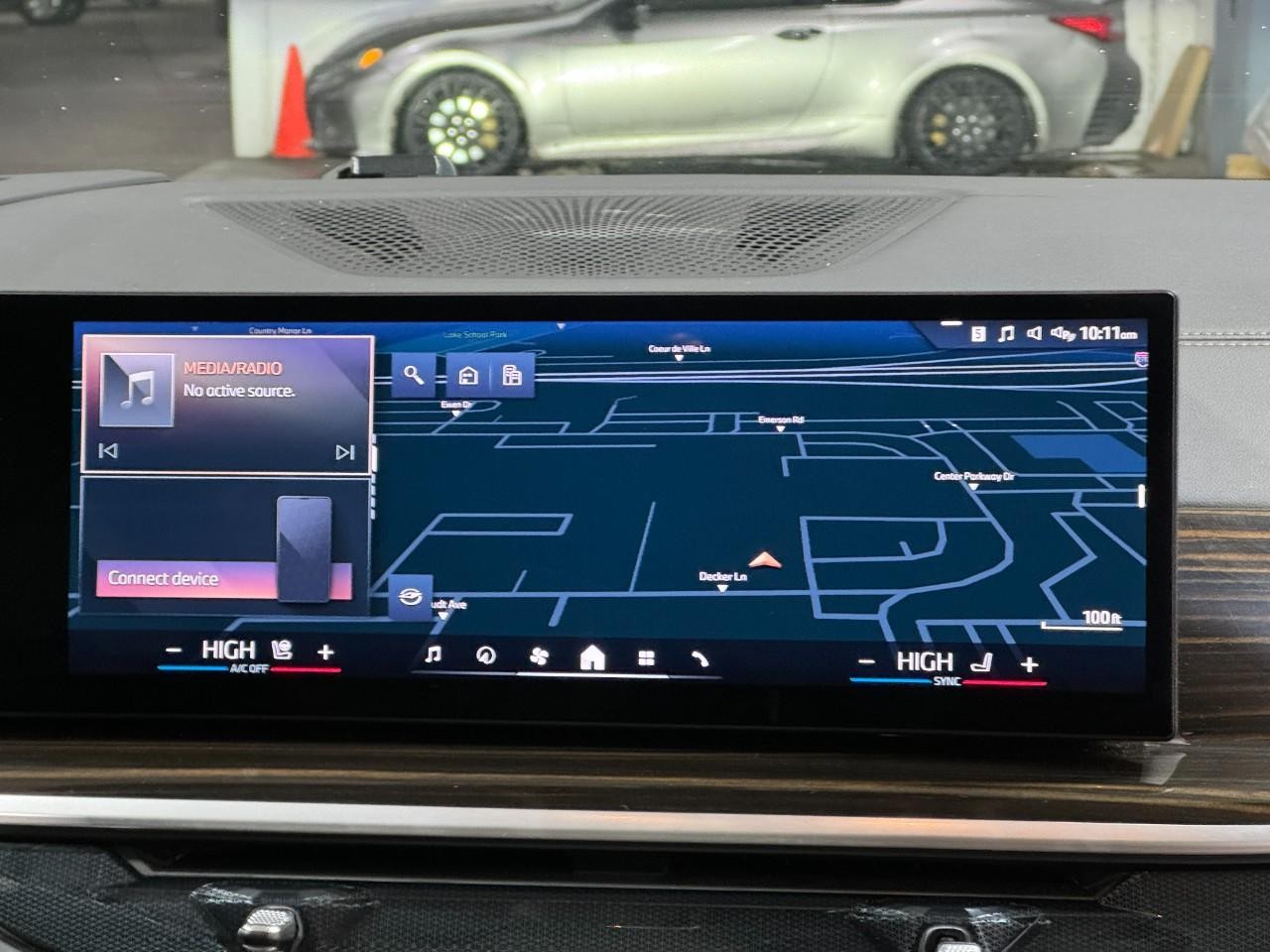 BMW X7 Vehicle Full-screen Gallery Image 17