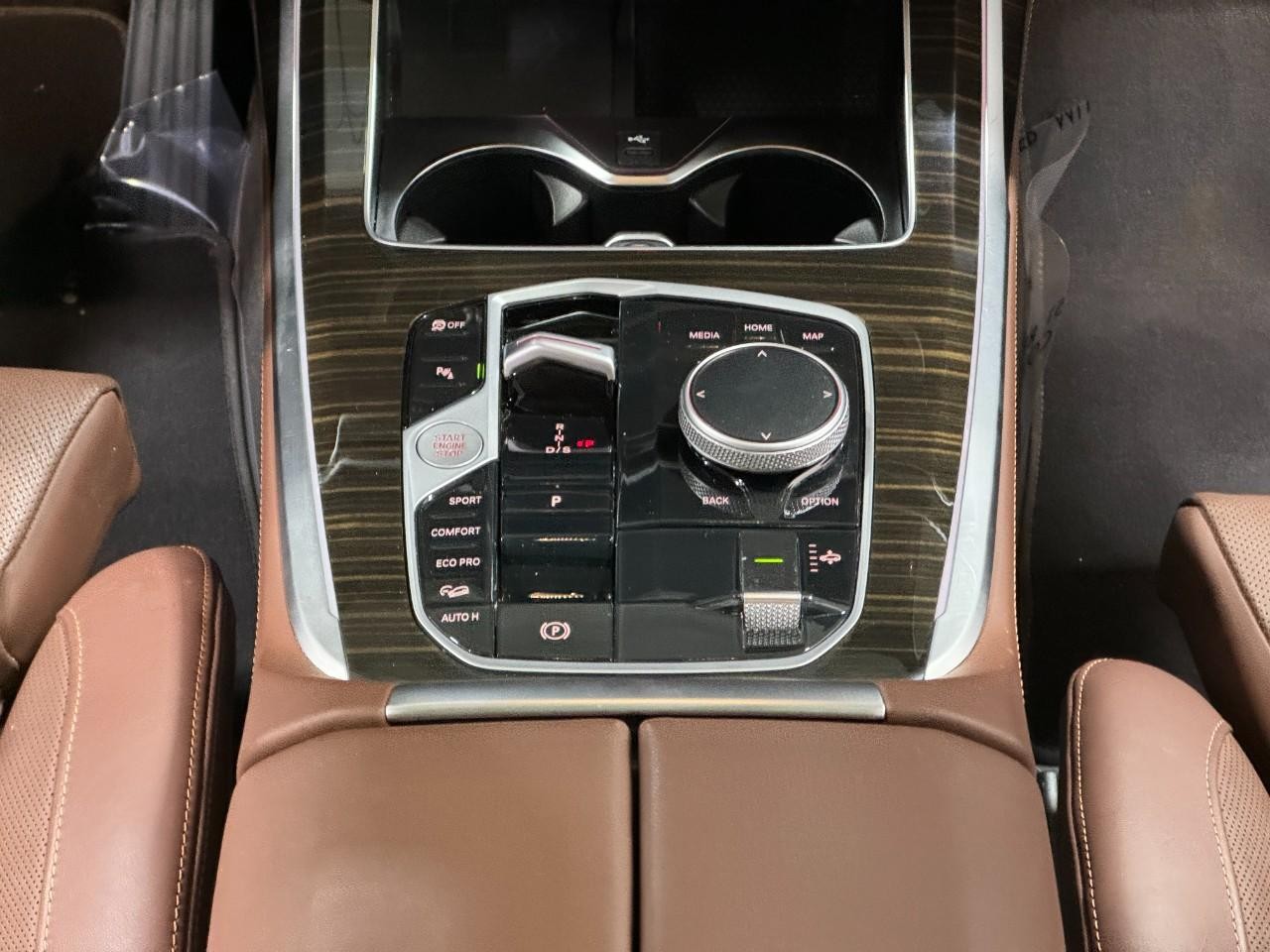 BMW X7 Vehicle Full-screen Gallery Image 18