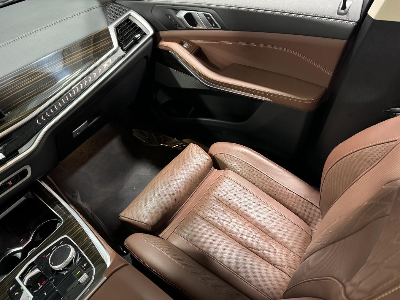 BMW X7 Vehicle Full-screen Gallery Image 19