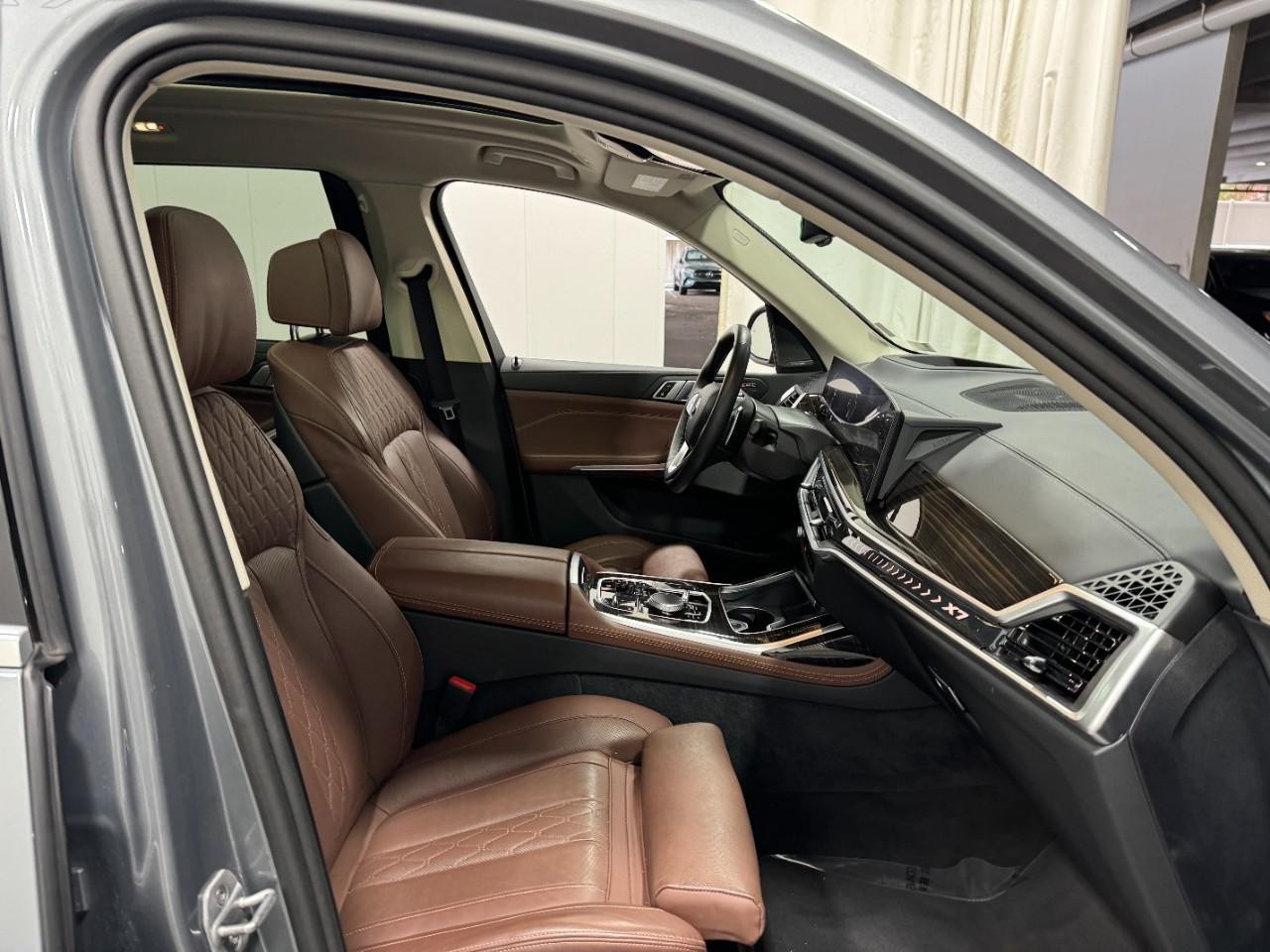 BMW X7 Vehicle Full-screen Gallery Image 20