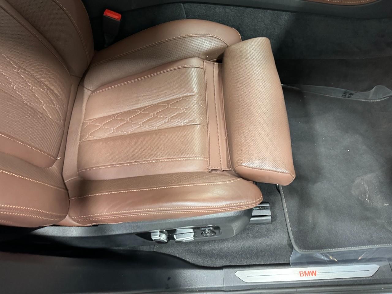 BMW X7 Vehicle Full-screen Gallery Image 21