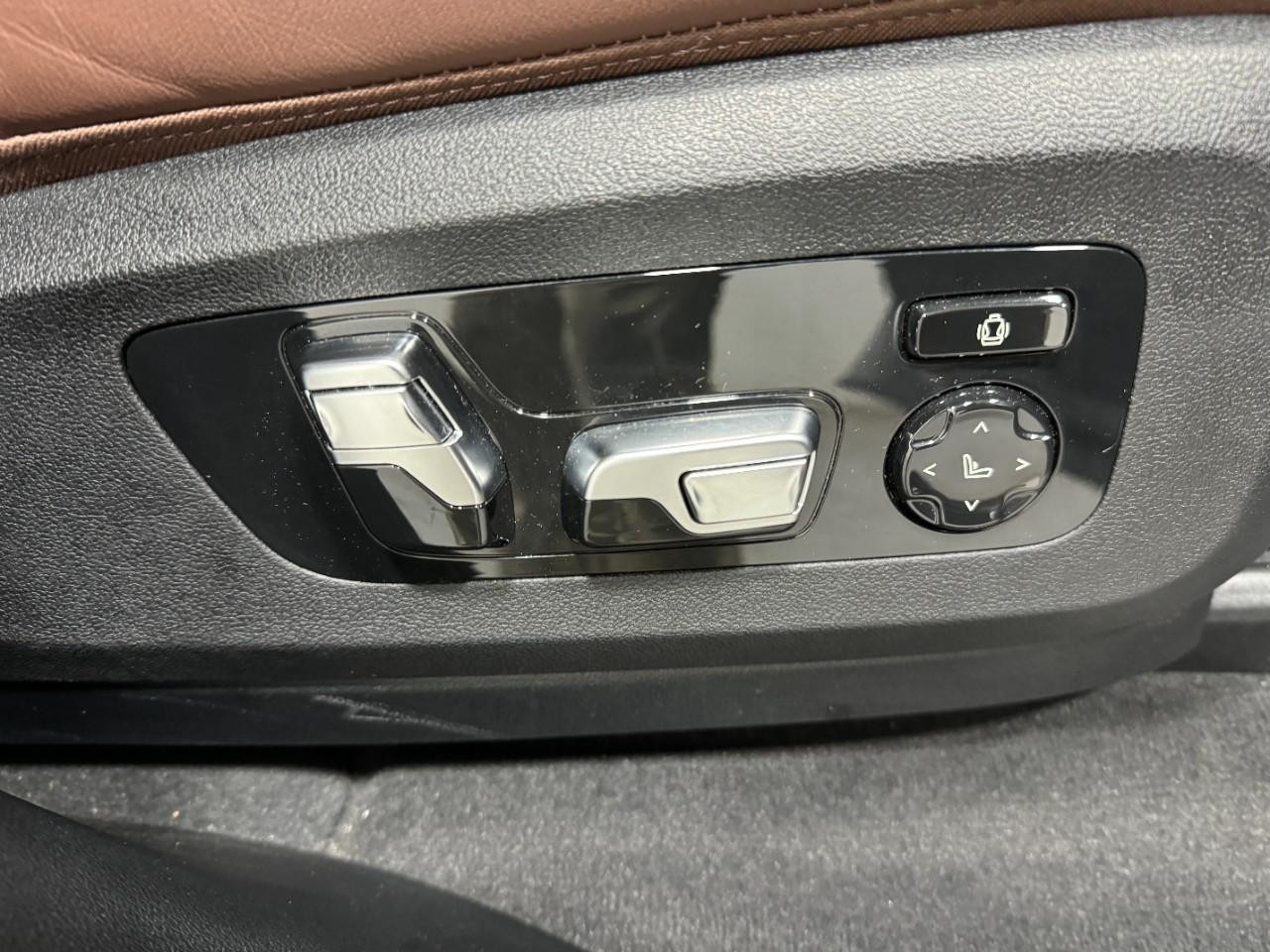 BMW X7 Vehicle Full-screen Gallery Image 22