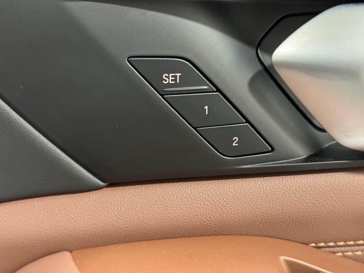 BMW X7 Vehicle Full-screen Gallery Image 23