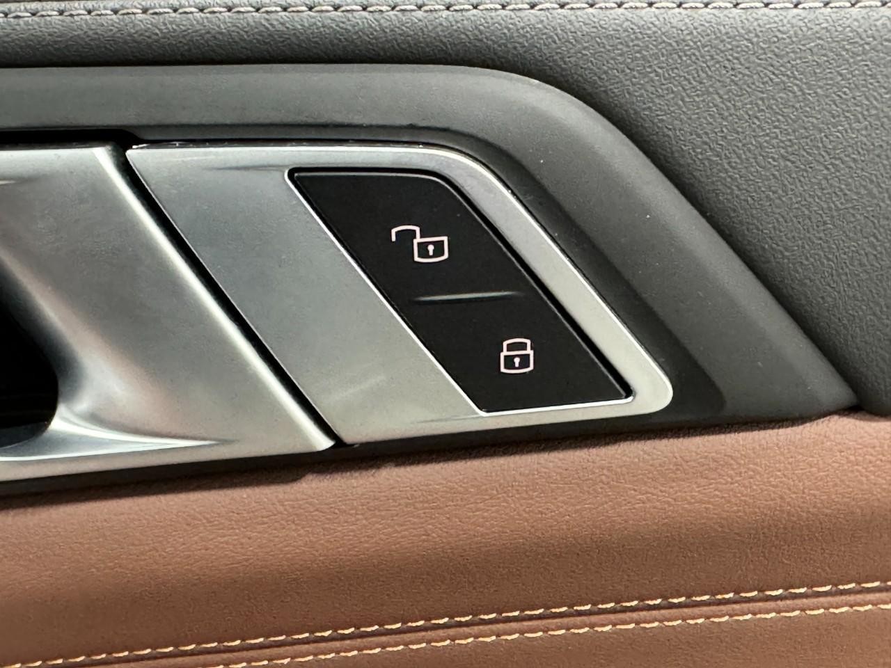 BMW X7 Vehicle Full-screen Gallery Image 24