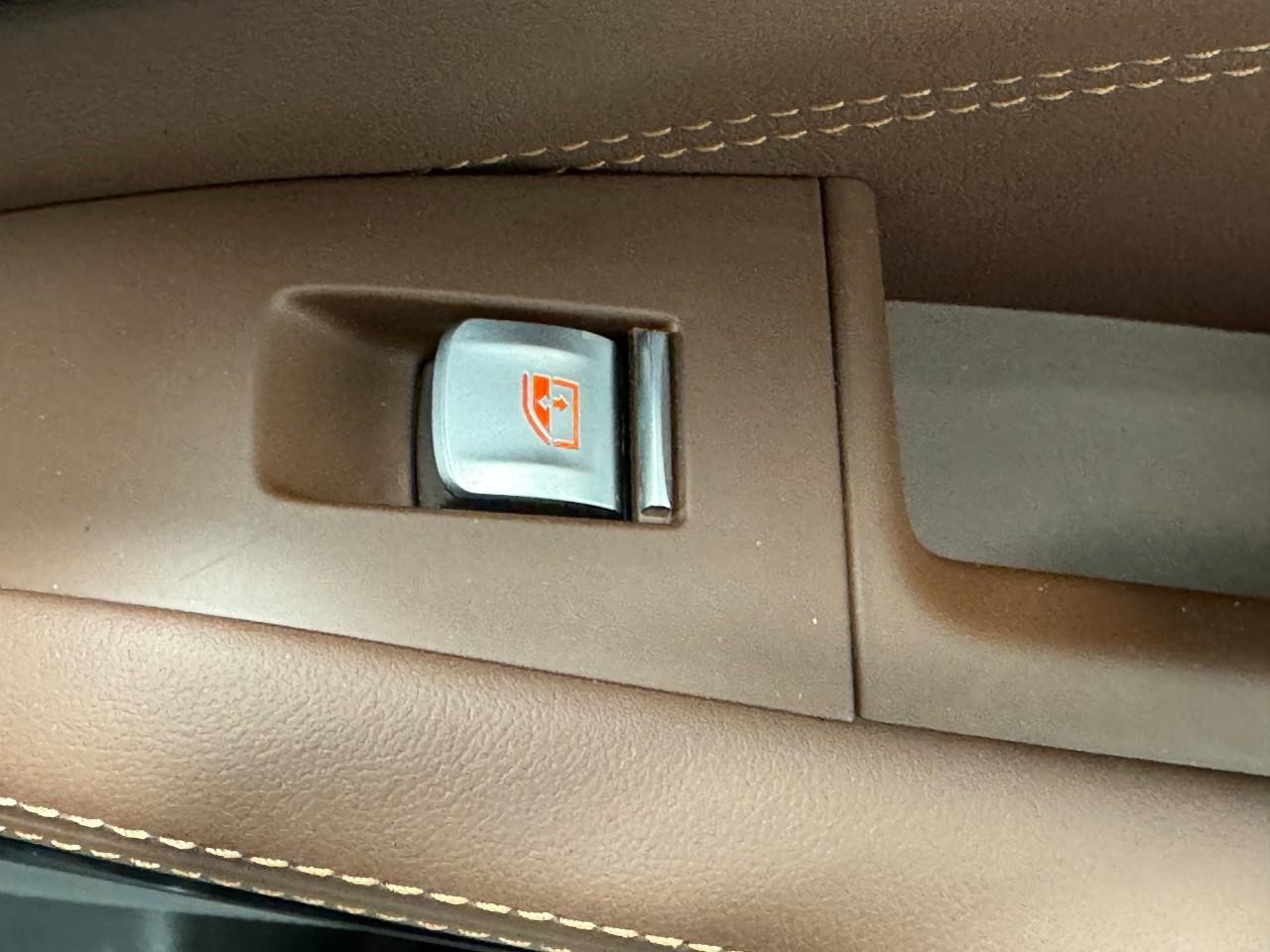 BMW X7 Vehicle Full-screen Gallery Image 25