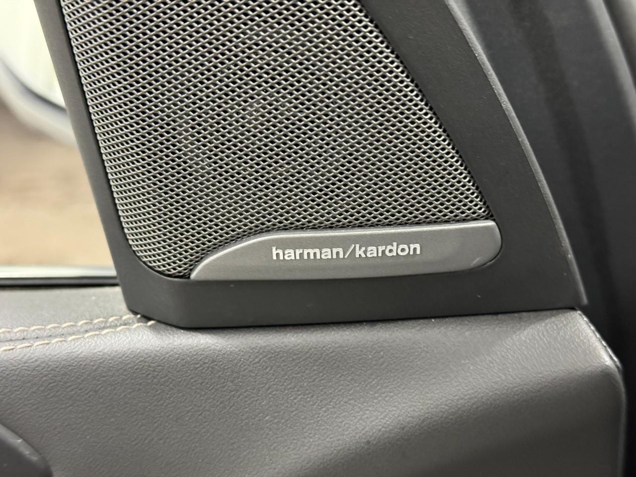 BMW X7 Vehicle Full-screen Gallery Image 26