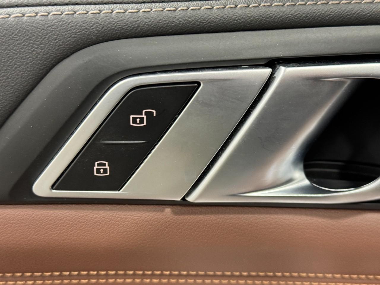 BMW X7 Vehicle Full-screen Gallery Image 28