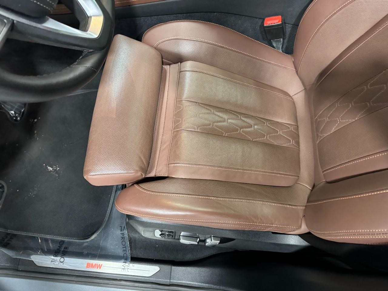 BMW X7 Vehicle Full-screen Gallery Image 31