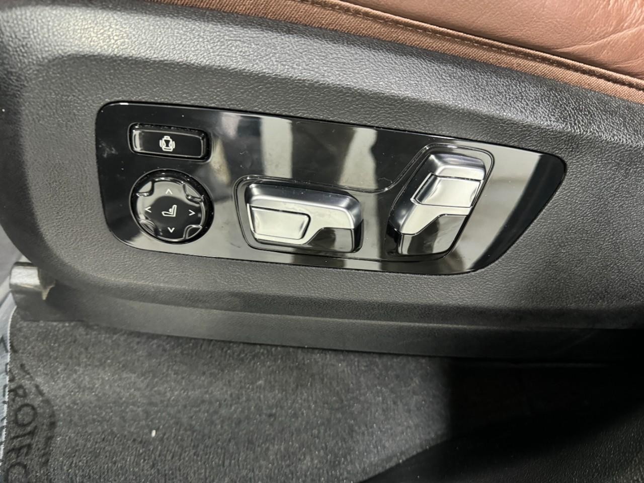 BMW X7 Vehicle Full-screen Gallery Image 32