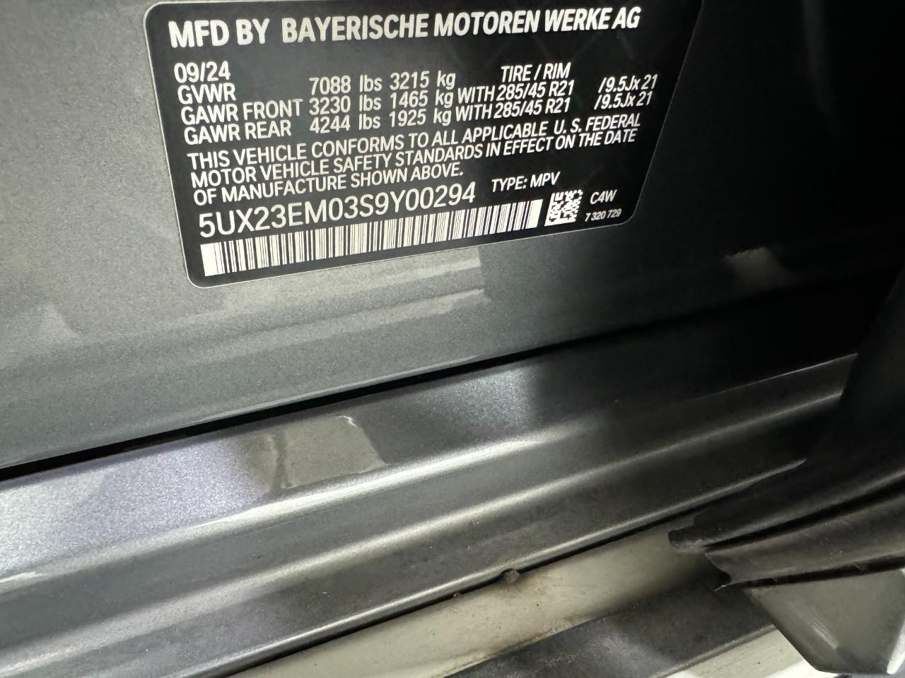 BMW X7 Vehicle Full-screen Gallery Image 38