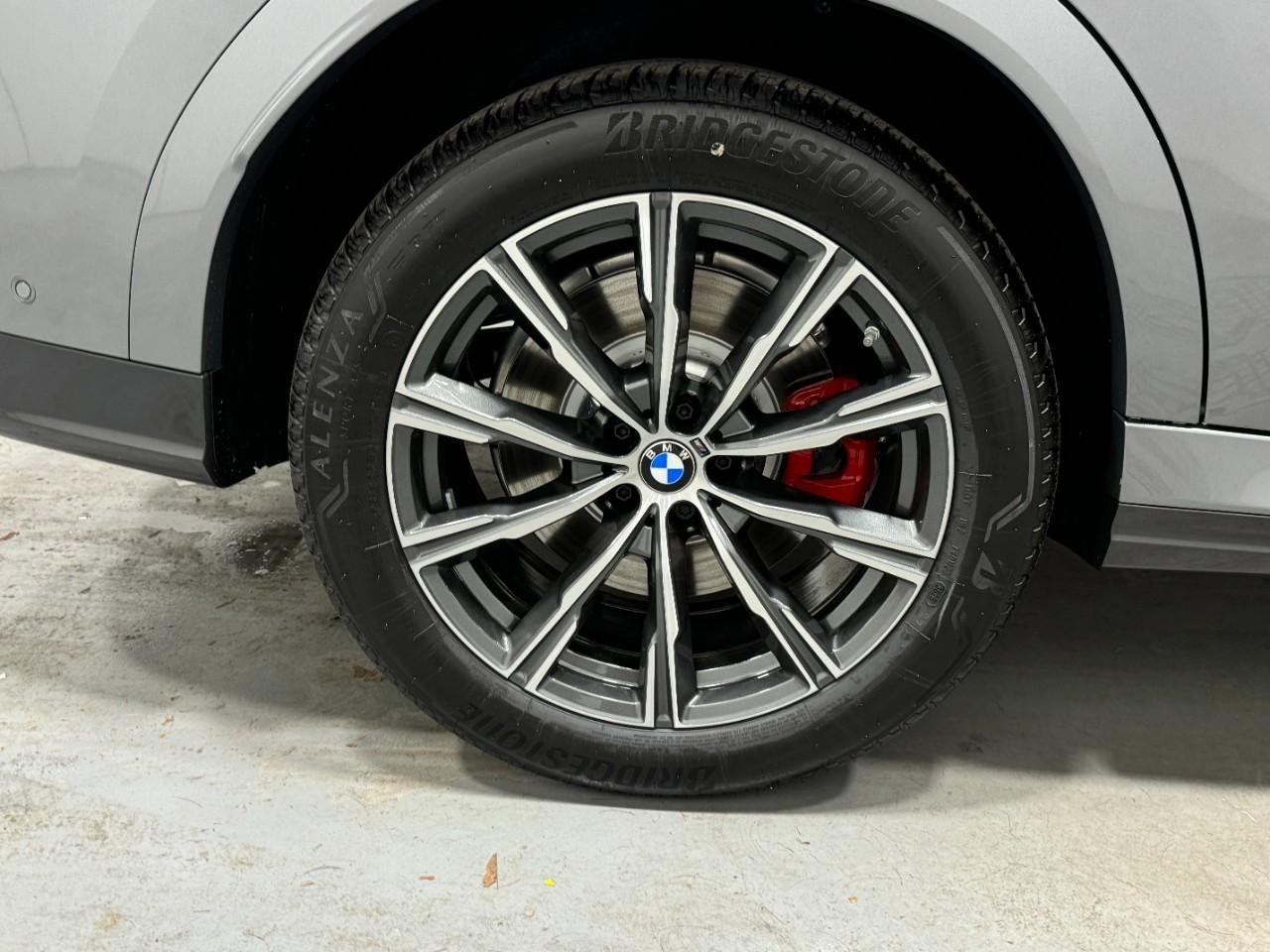 BMW X6 Vehicle Full-screen Gallery Image 5