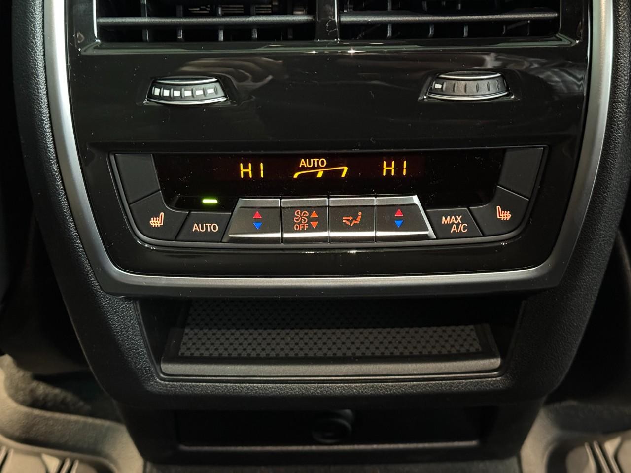 BMW X6 Vehicle Full-screen Gallery Image 11