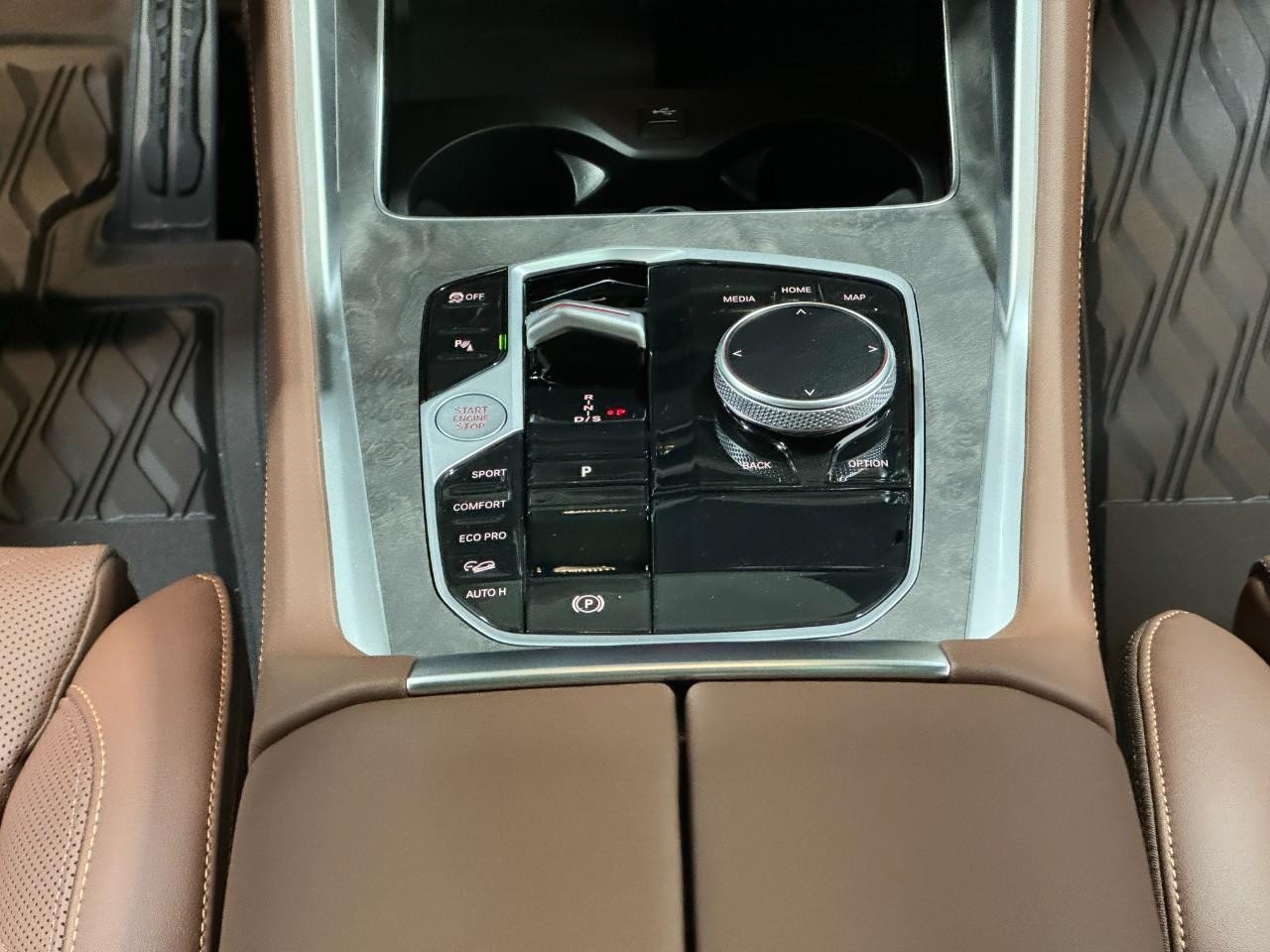 BMW X6 Vehicle Full-screen Gallery Image 16