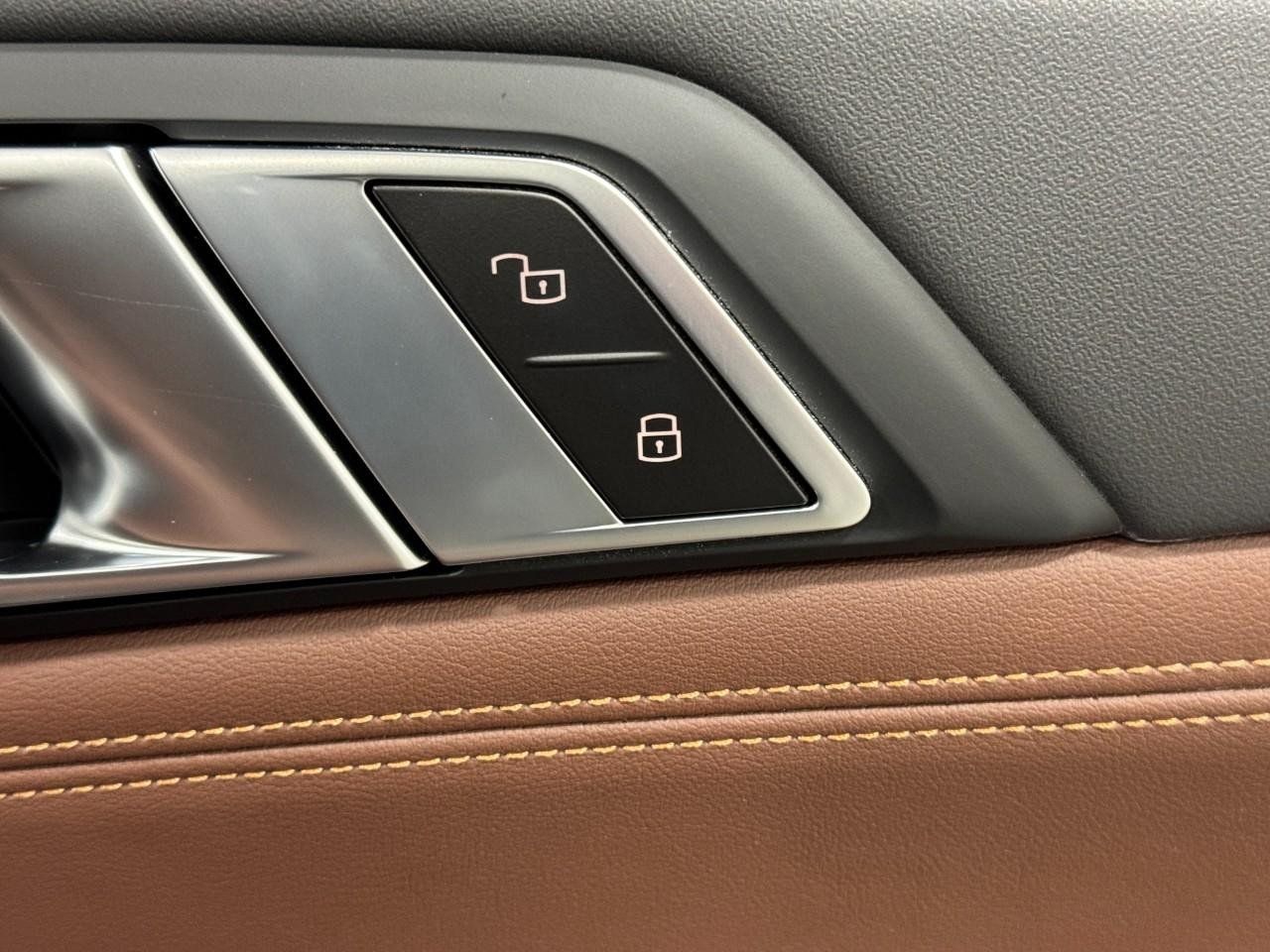 BMW X6 Vehicle Full-screen Gallery Image 21