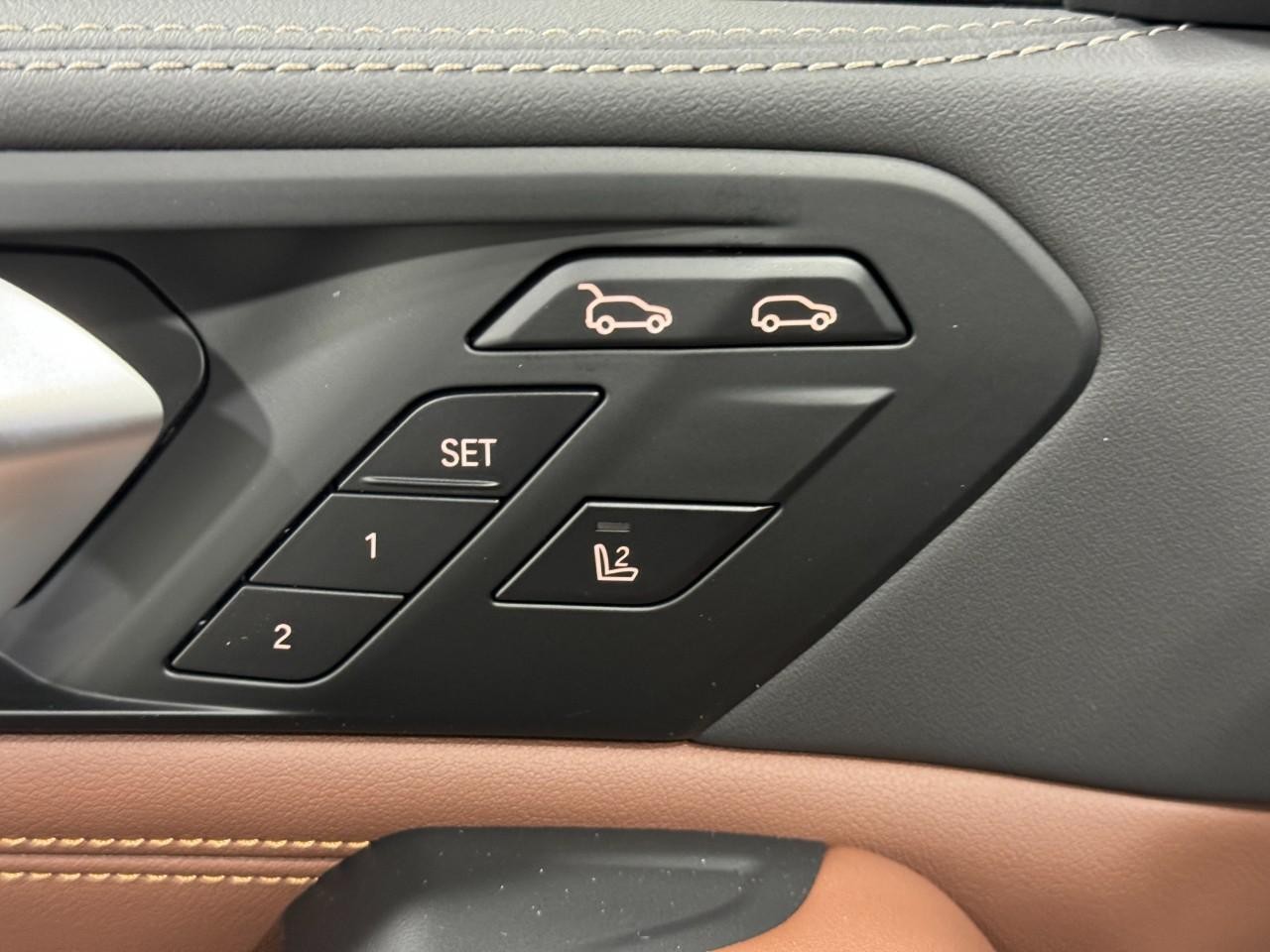 BMW X6 Vehicle Full-screen Gallery Image 24