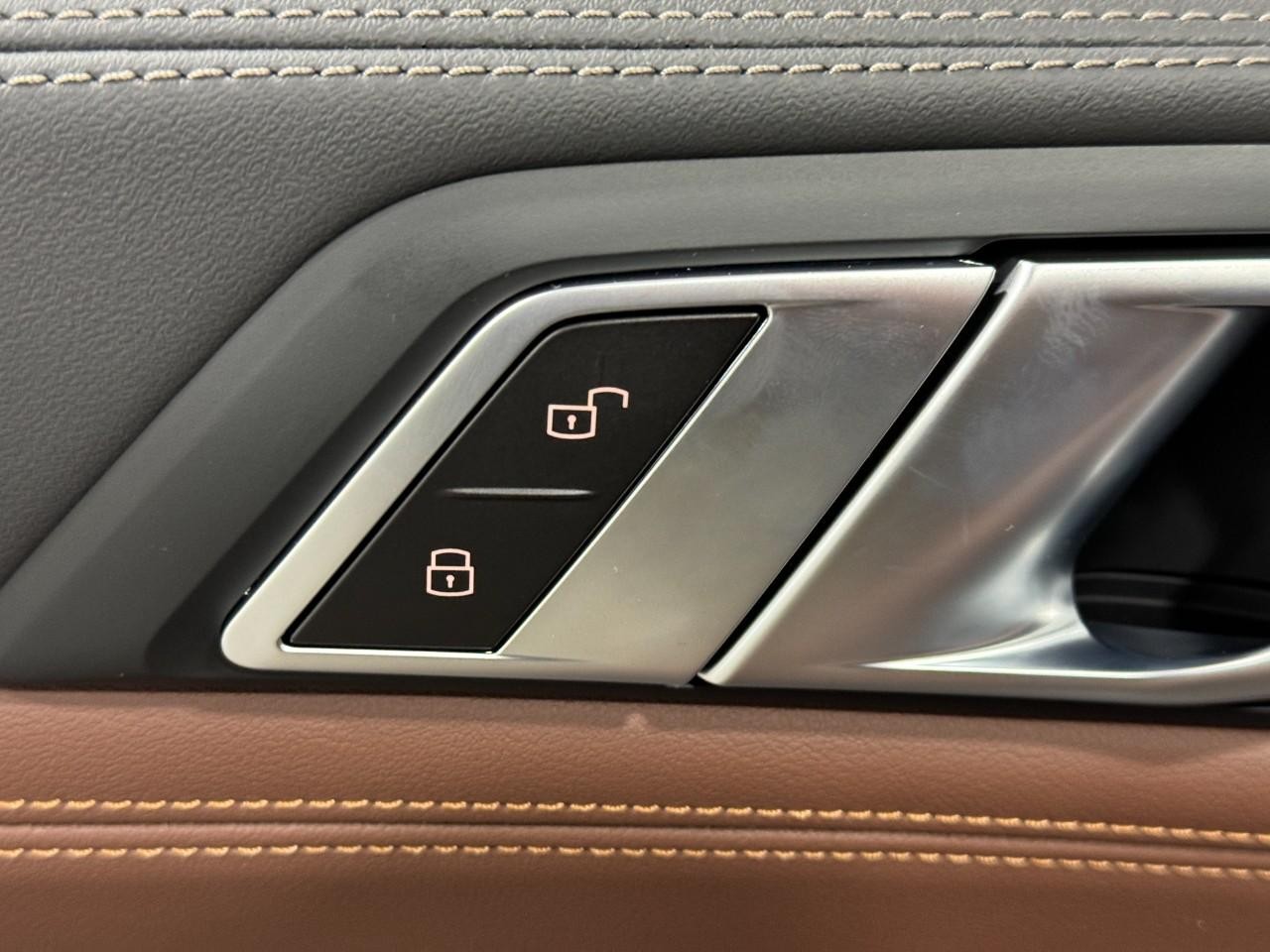 BMW X6 Vehicle Full-screen Gallery Image 25