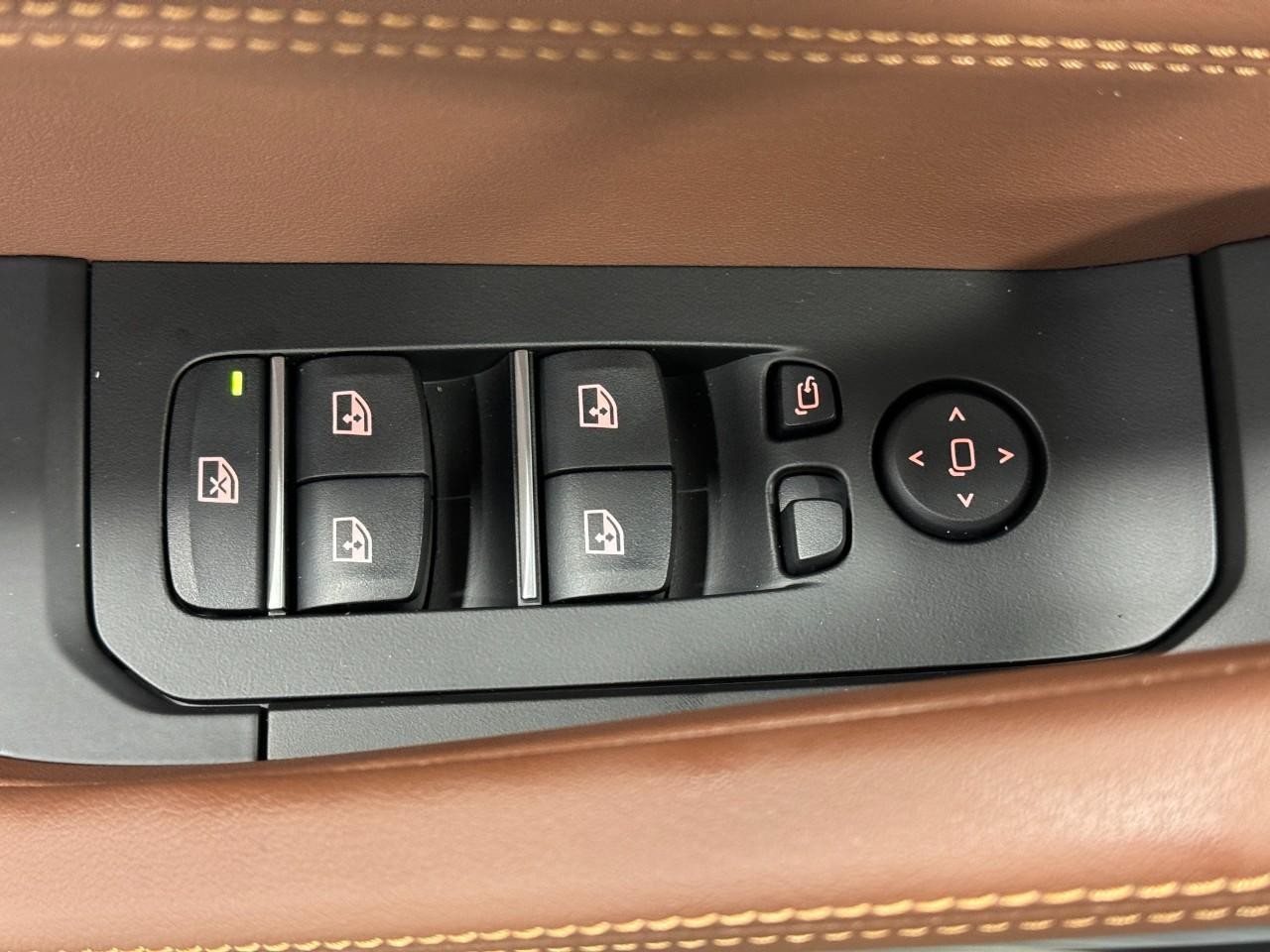 BMW X6 Vehicle Full-screen Gallery Image 26