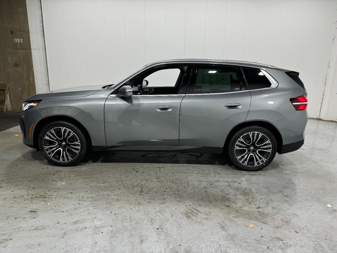 BMW X3 Vehicle Full-screen Gallery Image 2