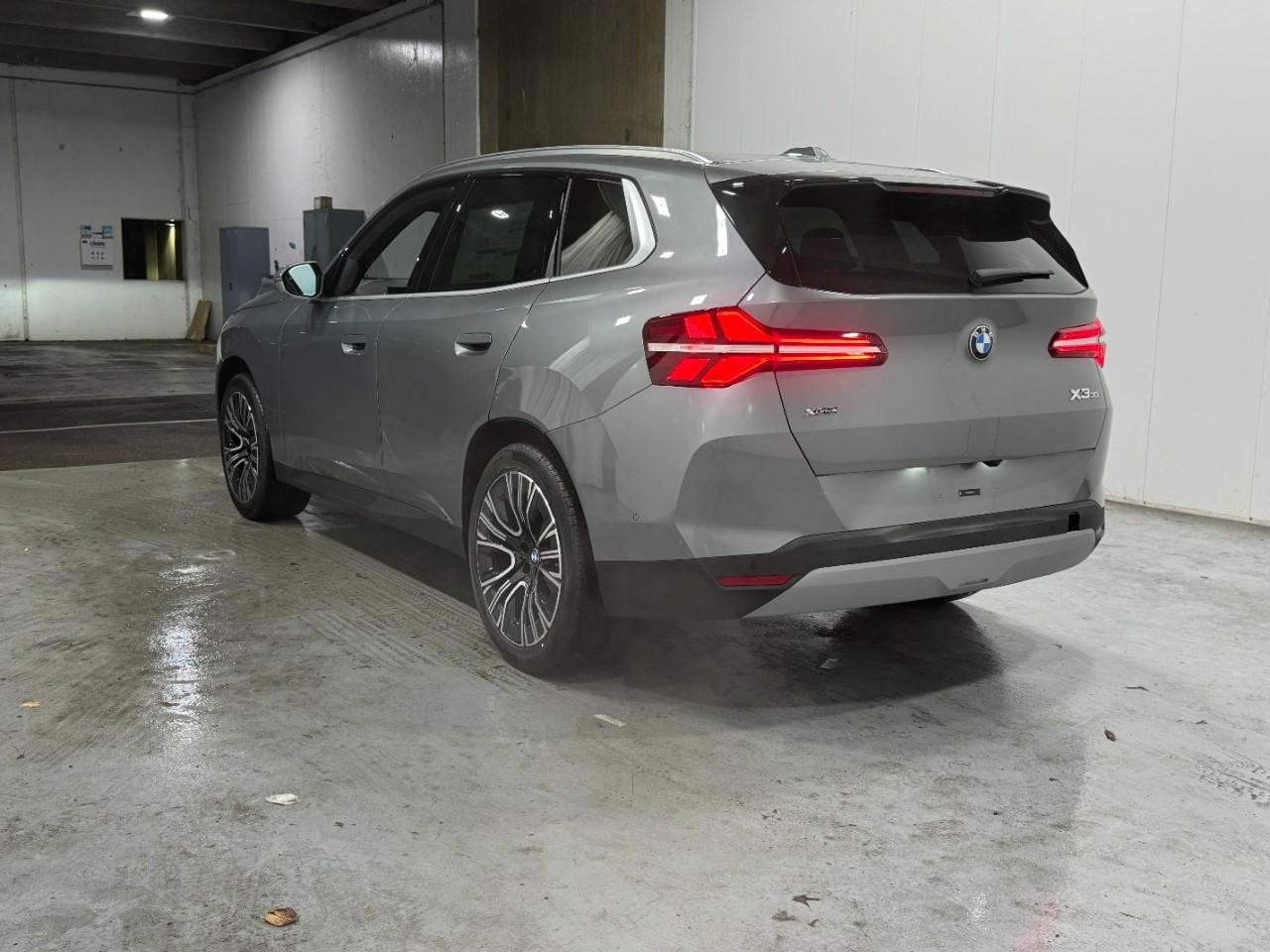 BMW X3 Vehicle Full-screen Gallery Image 3