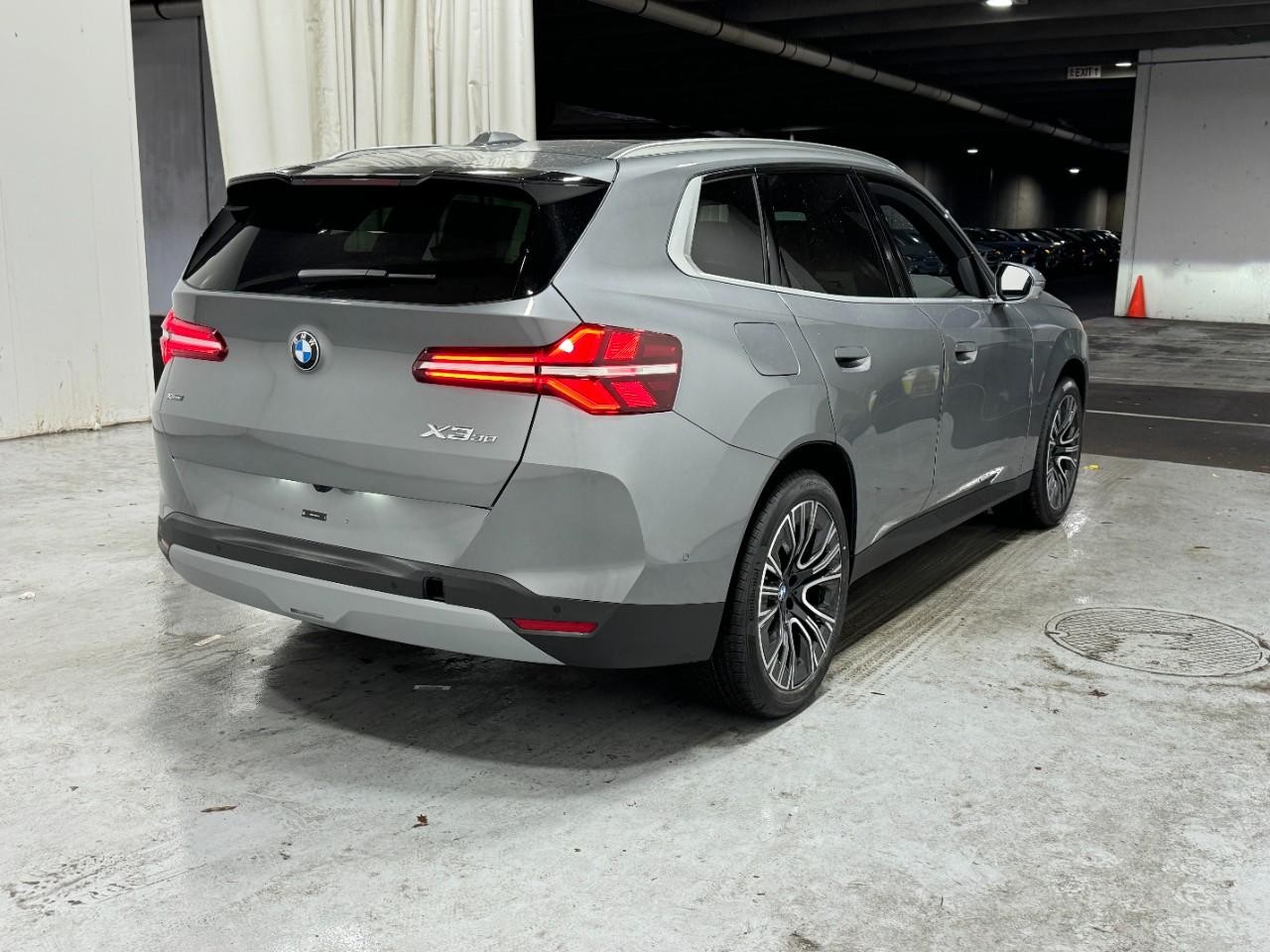 BMW X3 Vehicle Full-screen Gallery Image 4