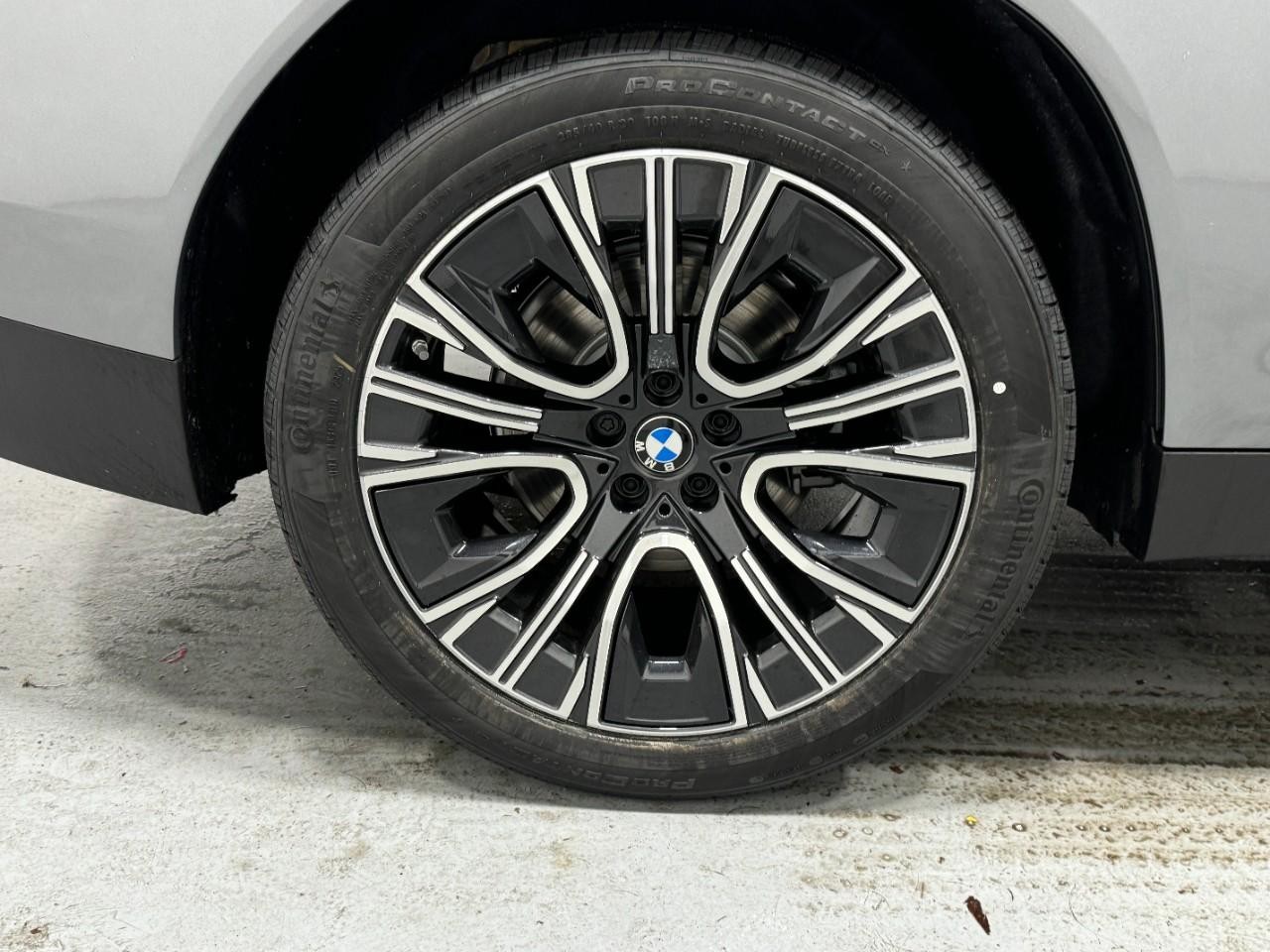 BMW X3 Vehicle Full-screen Gallery Image 5