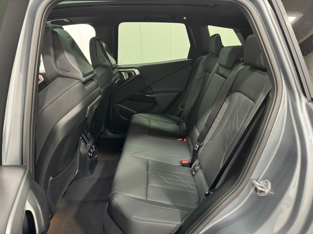 BMW X3 Vehicle Full-screen Gallery Image 8