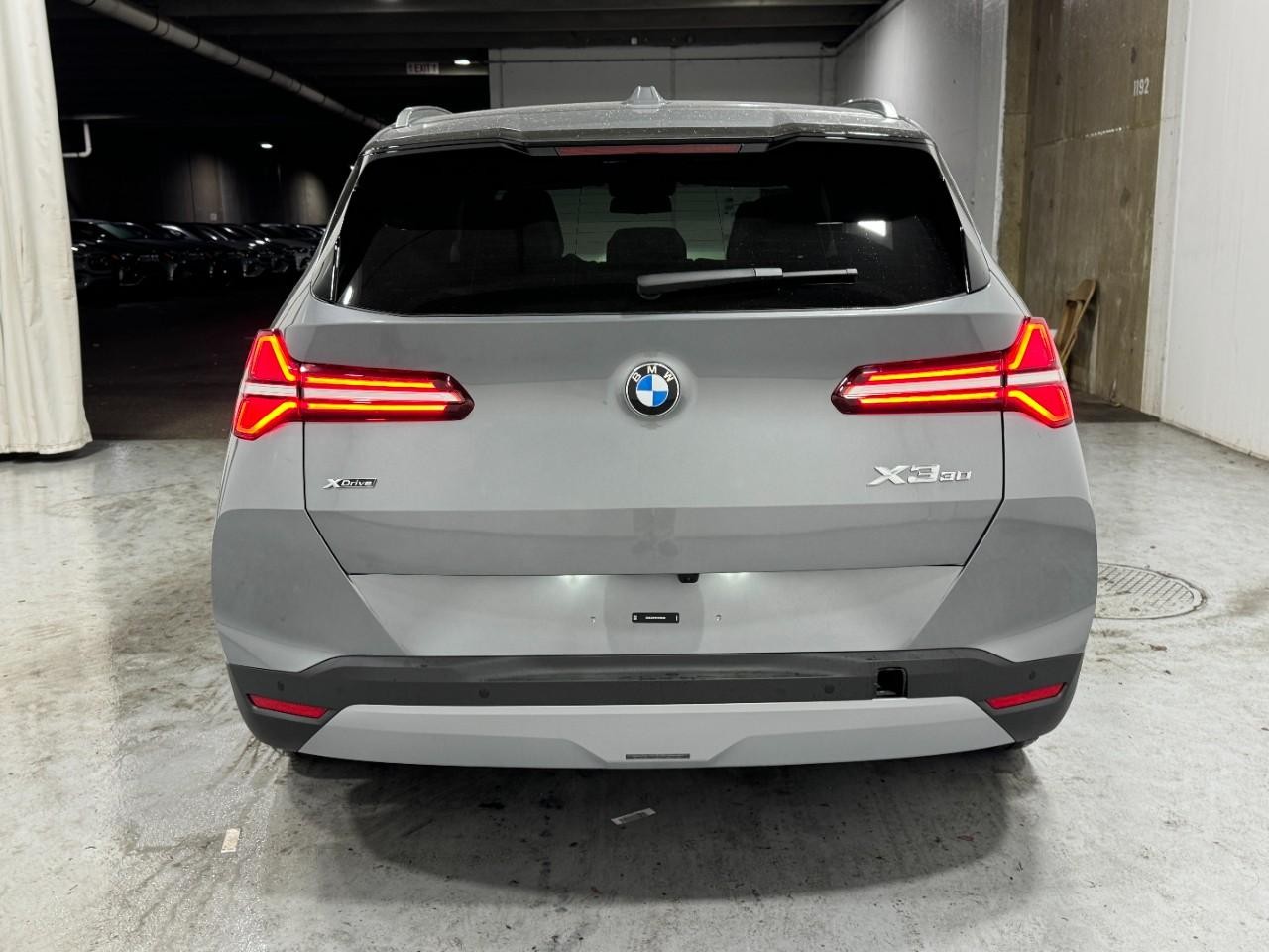 BMW X3 Vehicle Full-screen Gallery Image 9