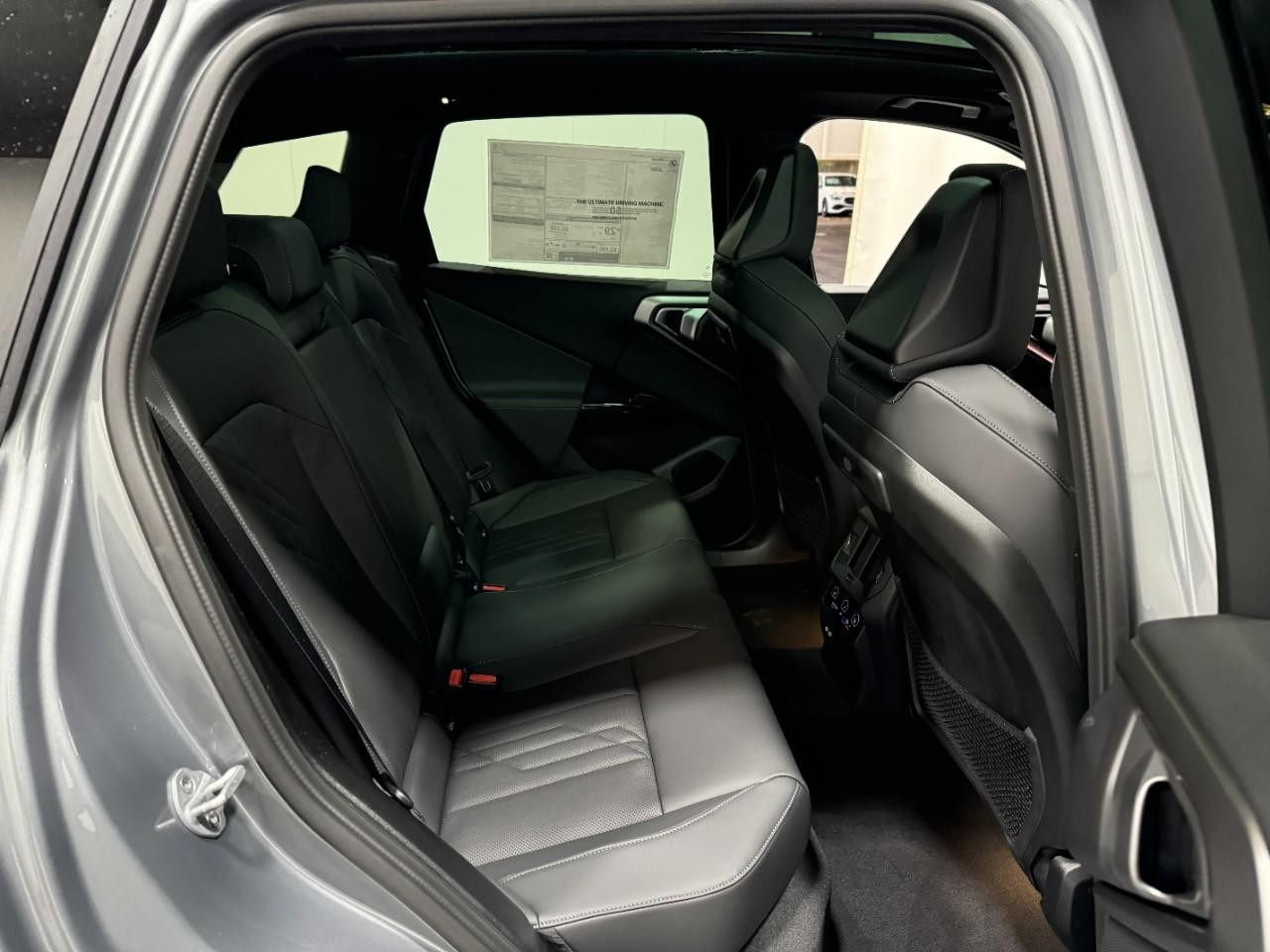 BMW X3 Vehicle Full-screen Gallery Image 10