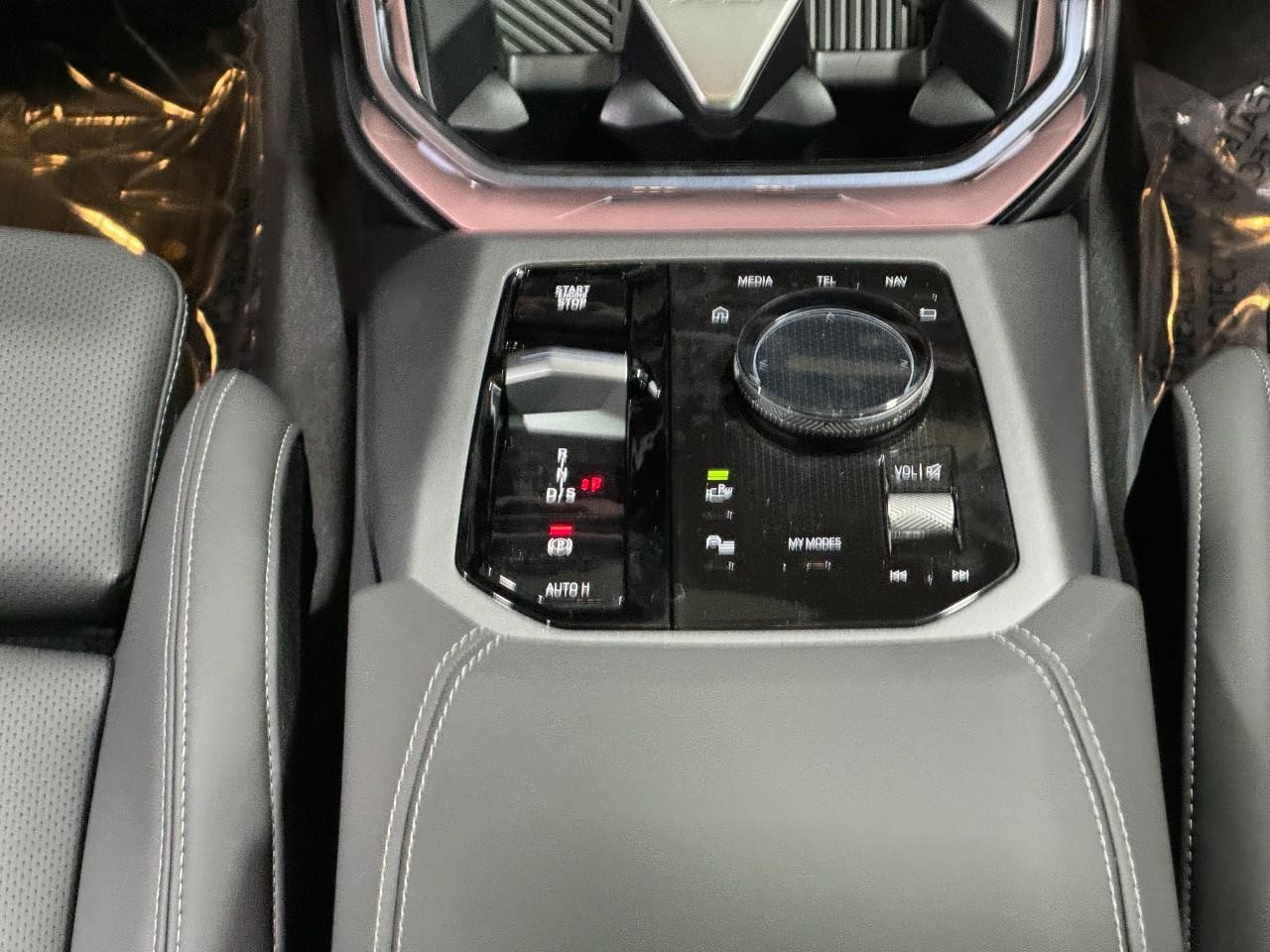 BMW X3 Vehicle Full-screen Gallery Image 16