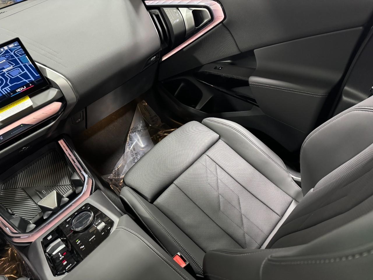 BMW X3 Vehicle Full-screen Gallery Image 17