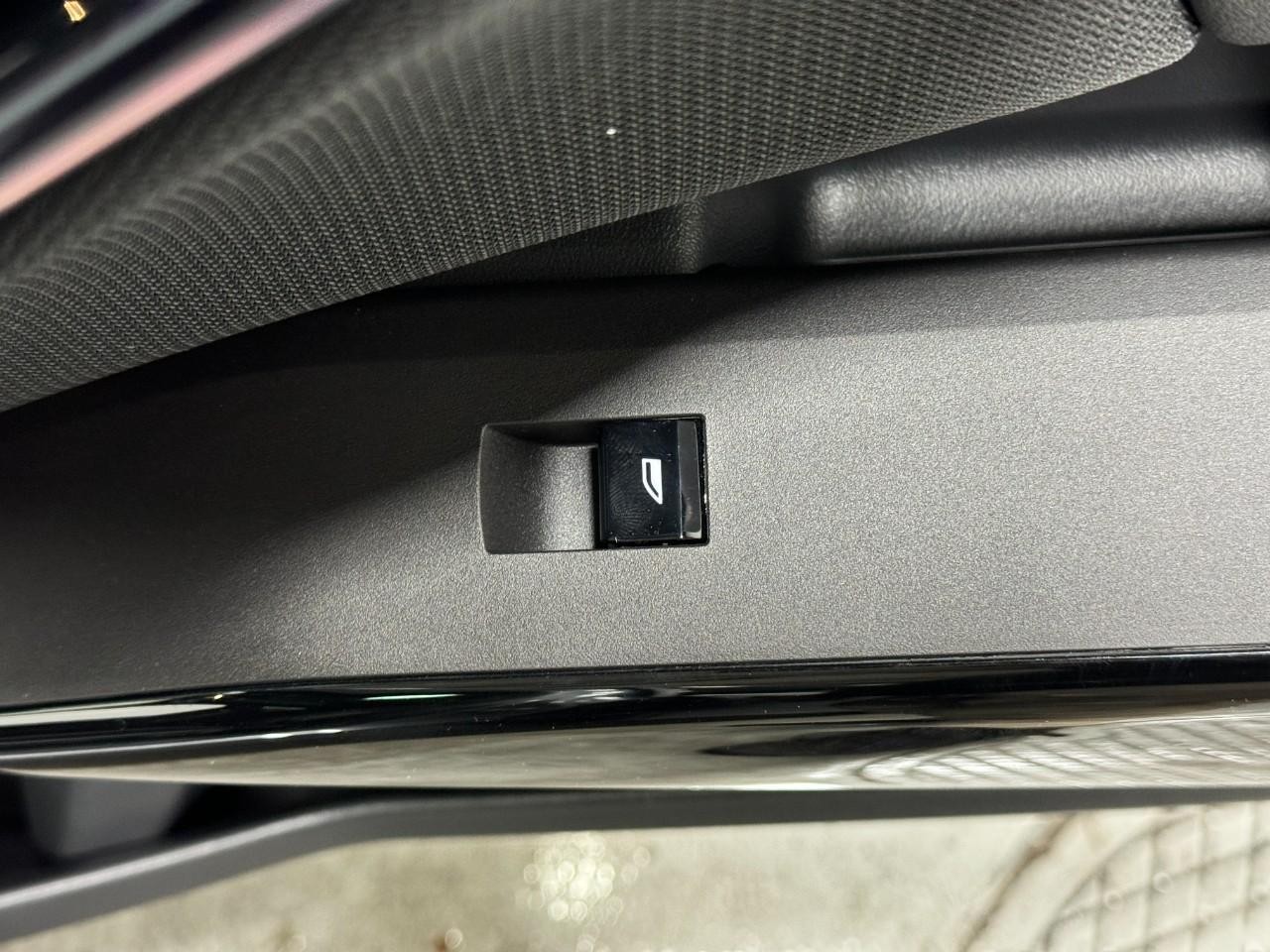 BMW X3 Vehicle Full-screen Gallery Image 22