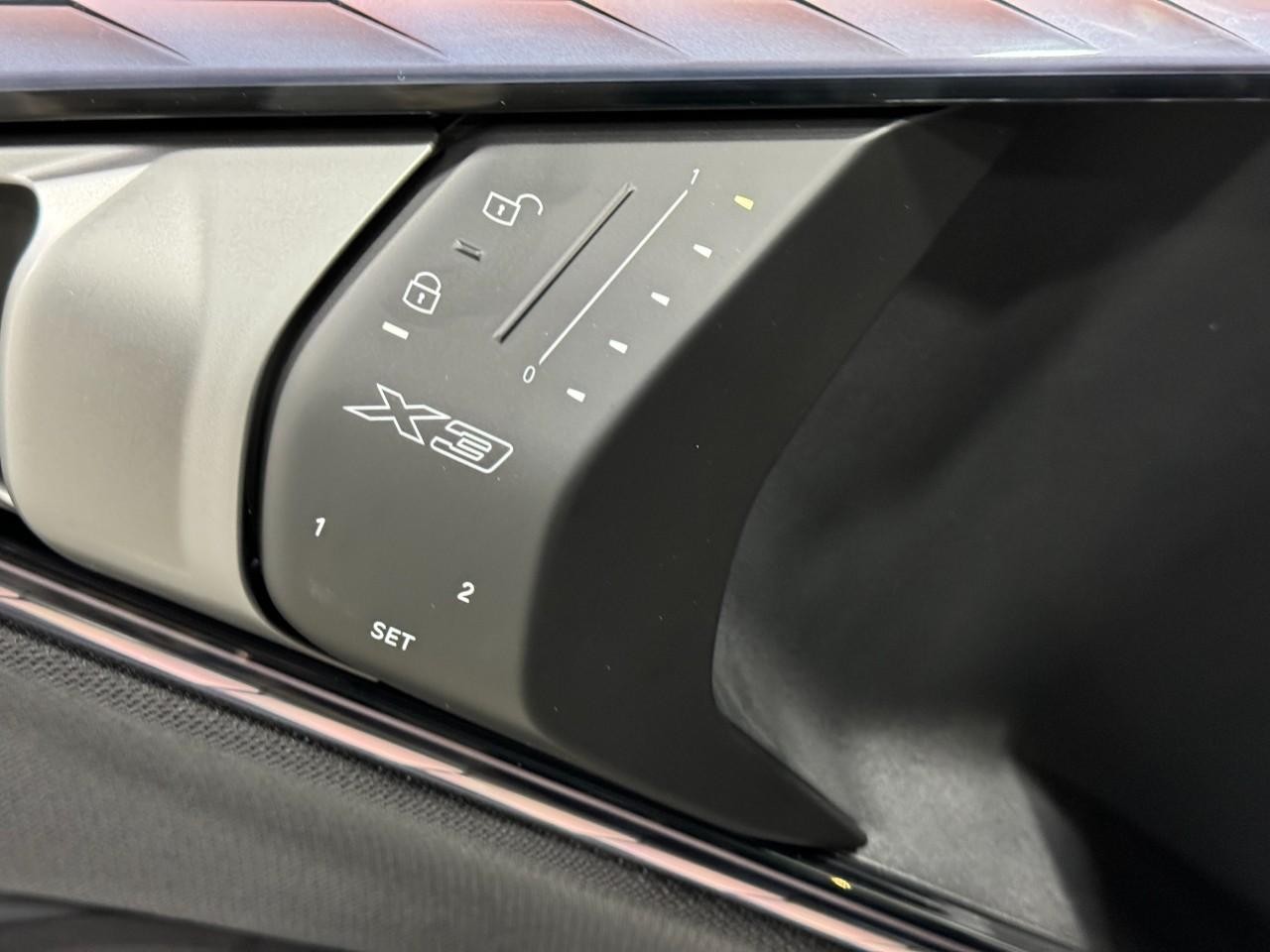 BMW X3 Vehicle Full-screen Gallery Image 23