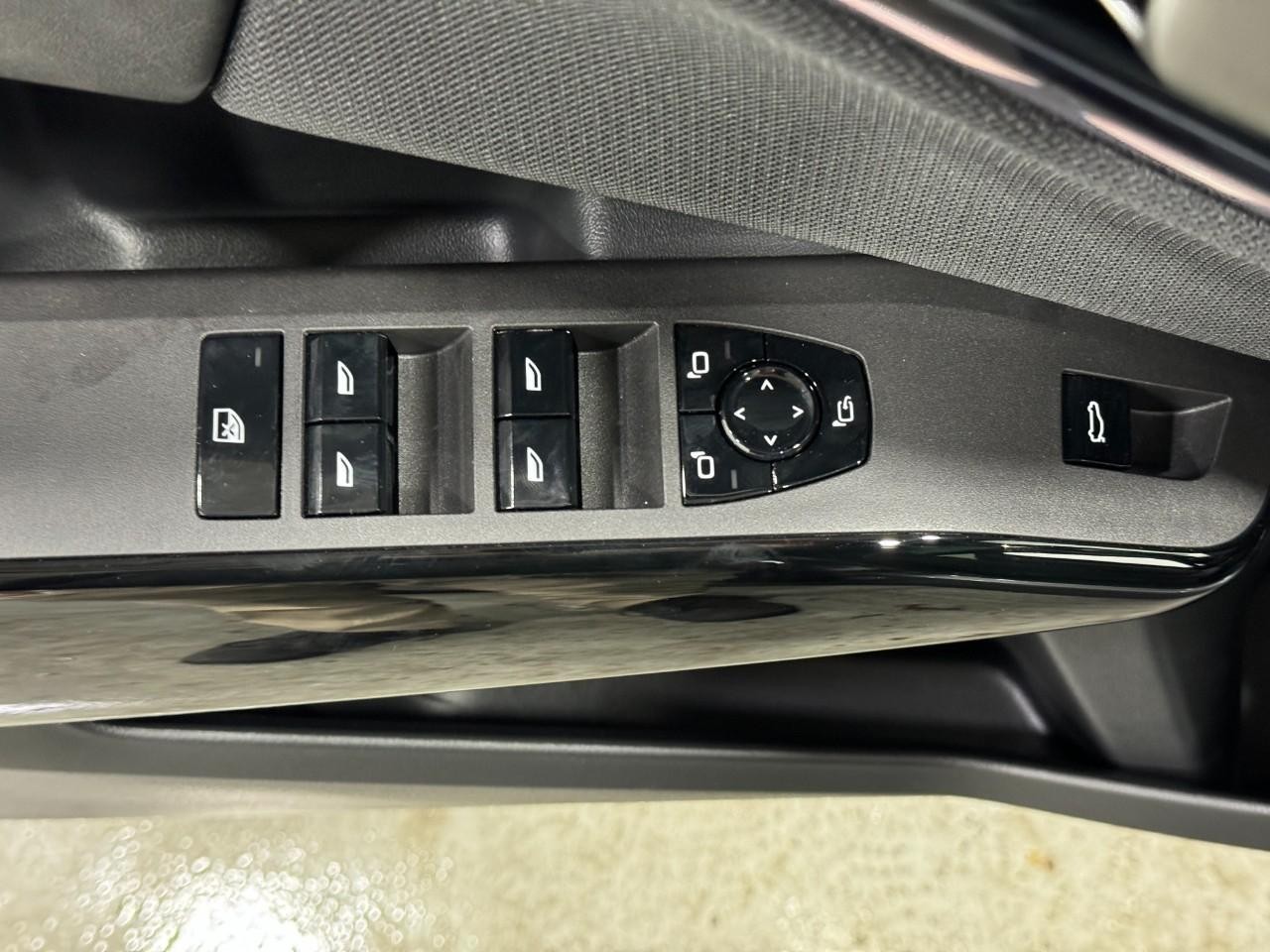 BMW X3 Vehicle Full-screen Gallery Image 24