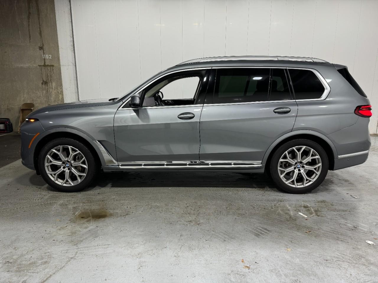 BMW X7 Vehicle Full-screen Gallery Image 2