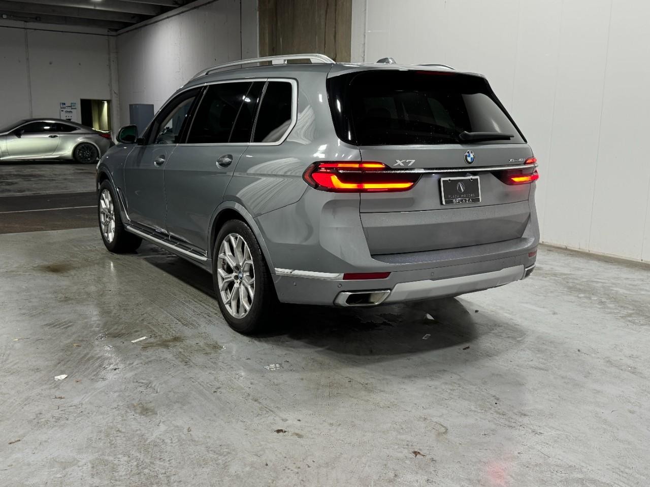 BMW X7 Vehicle Full-screen Gallery Image 3