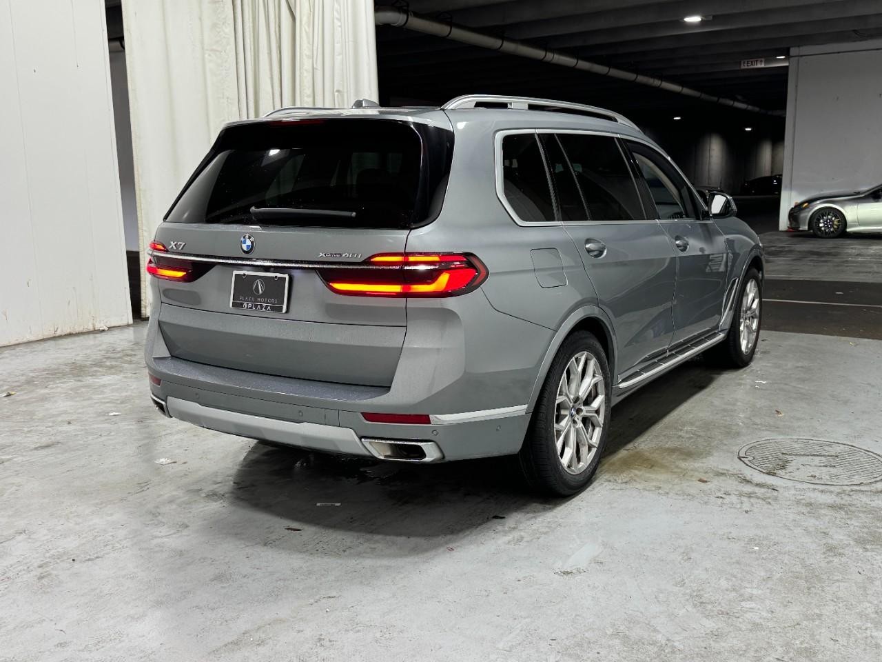 BMW X7 Vehicle Full-screen Gallery Image 4